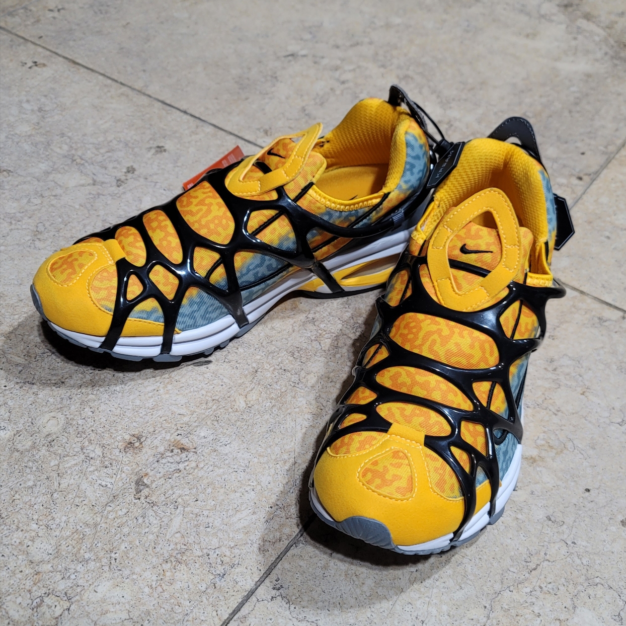 Nike Air Kukini University Gold Cool Grey 착용 스타일