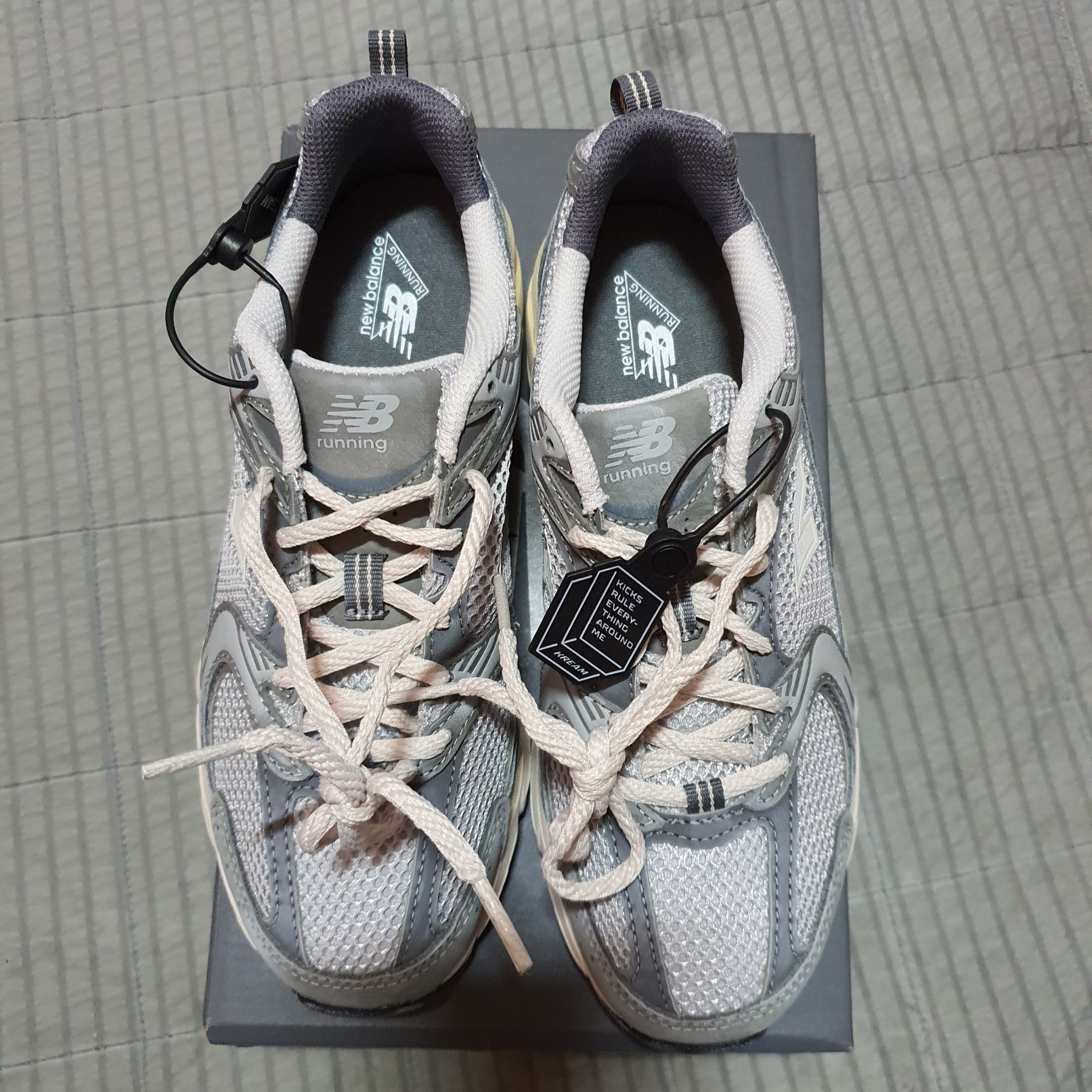 New Balance 530 Premium Vintage Grey Matter 착용 스타일 - 2