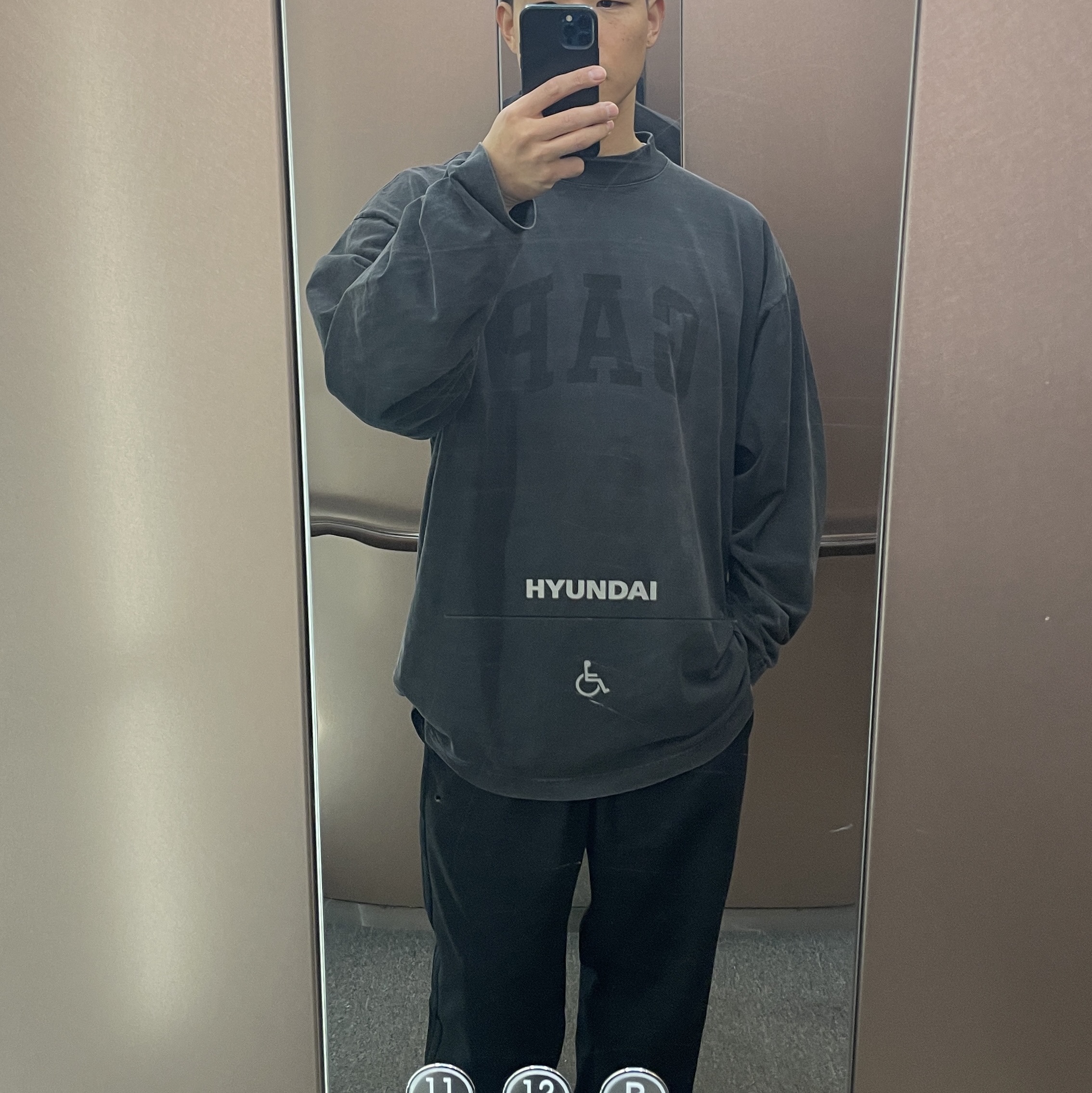 Yeezy Gap Engineered By Balenciaga Dove Long Sleeve T-Shirt Washed Black 착용 스타일