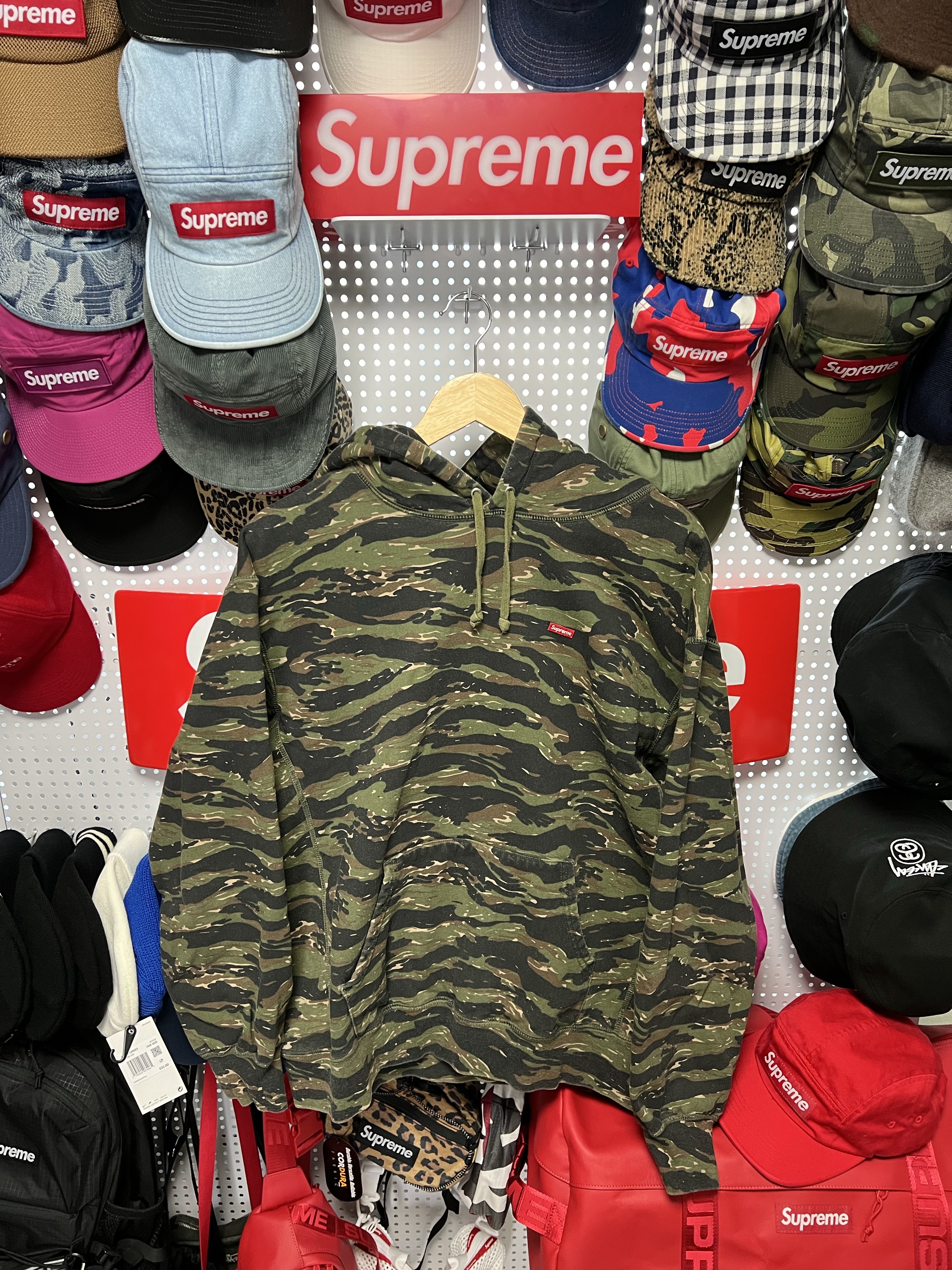 Supreme Small Box Hooded Sweatshirt Tigerstripe Camo - 21SS, Supreme Small Box Drawcord Hooded Sweatshirt Red Camo - 23FW 착용 스타일 - 1