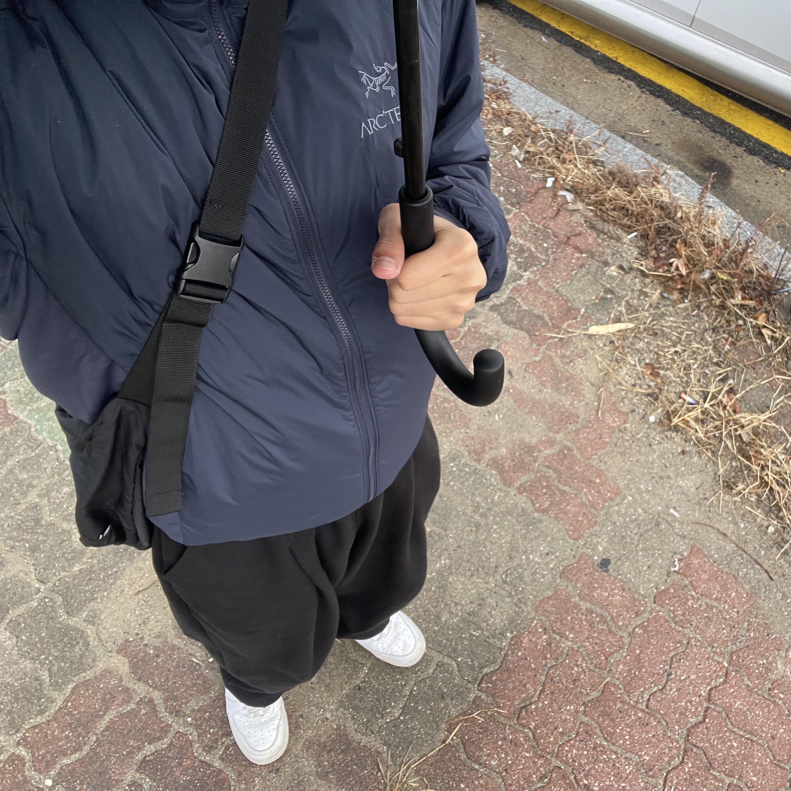Arc'teryx Atom Hoody Black Sapphire, Nike Air Force 1 '07 Low White 착용 스타일