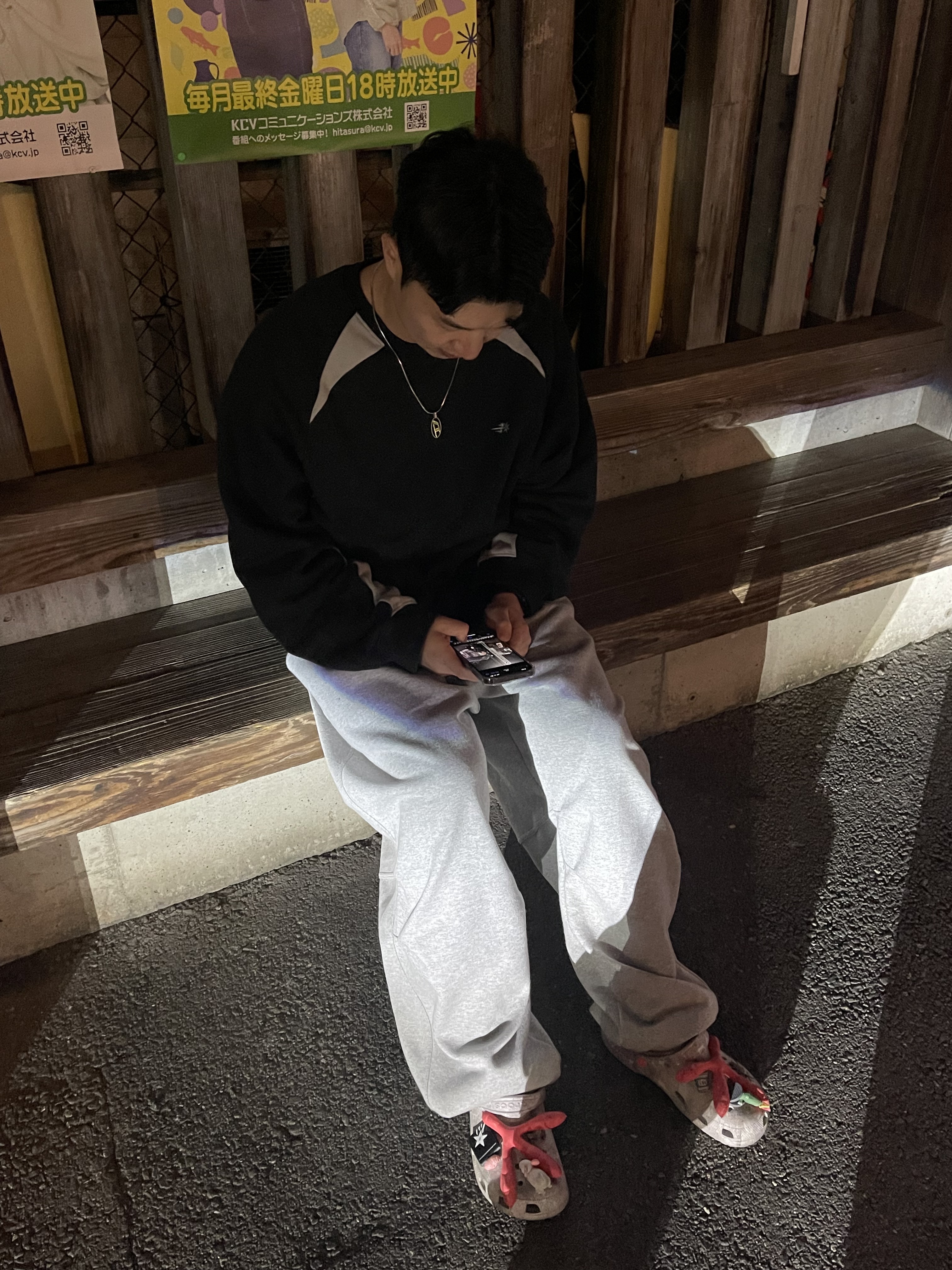 디젤 Dx1421 투톤 스테인리스 스틸 팬던트 네클리스 실버, 크록스 x 스테이플 클래식 클로그 그레이 레드 착용 스타일 - 3
