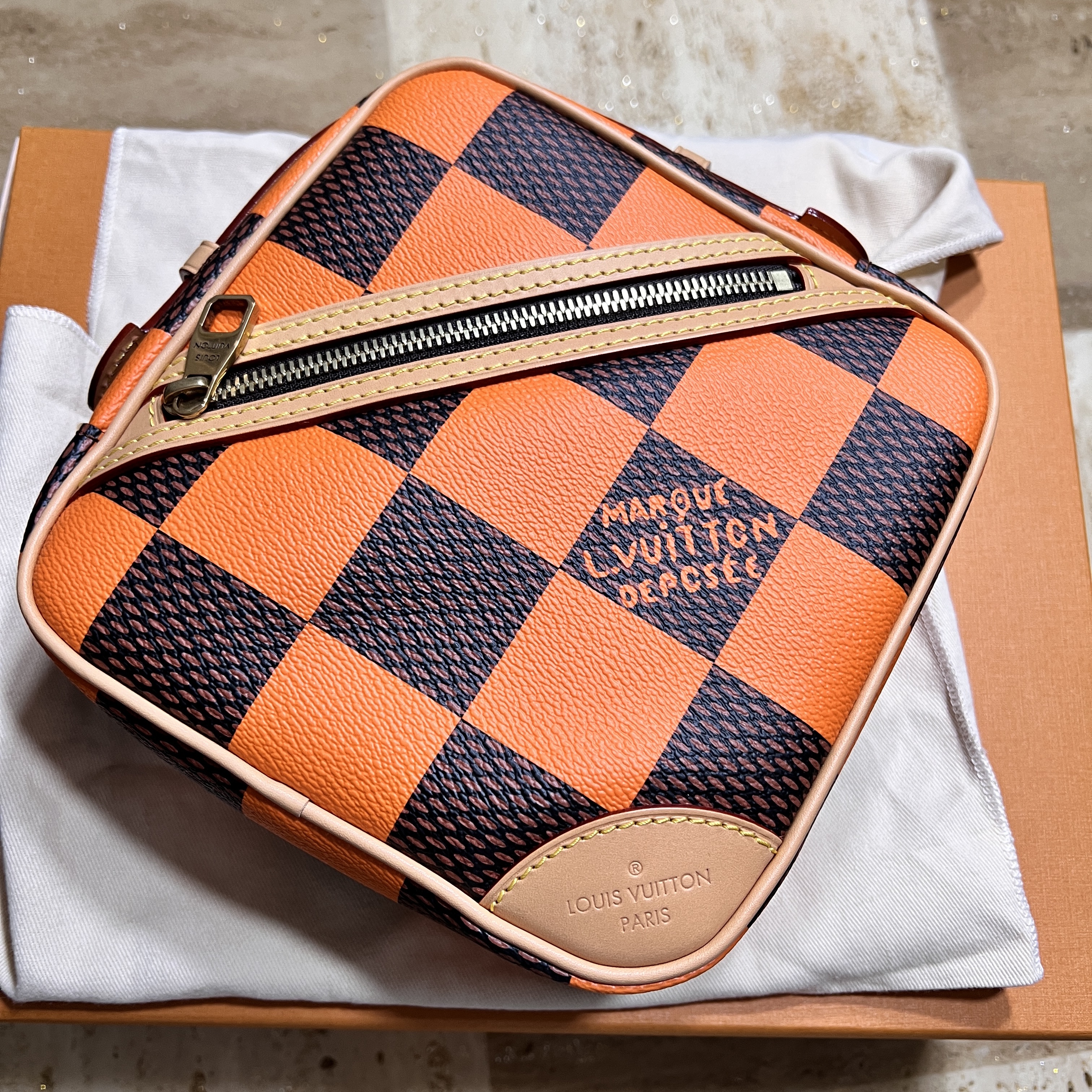 Louis Vuitton Chess Messenger Orange 착용 스타일 - 1