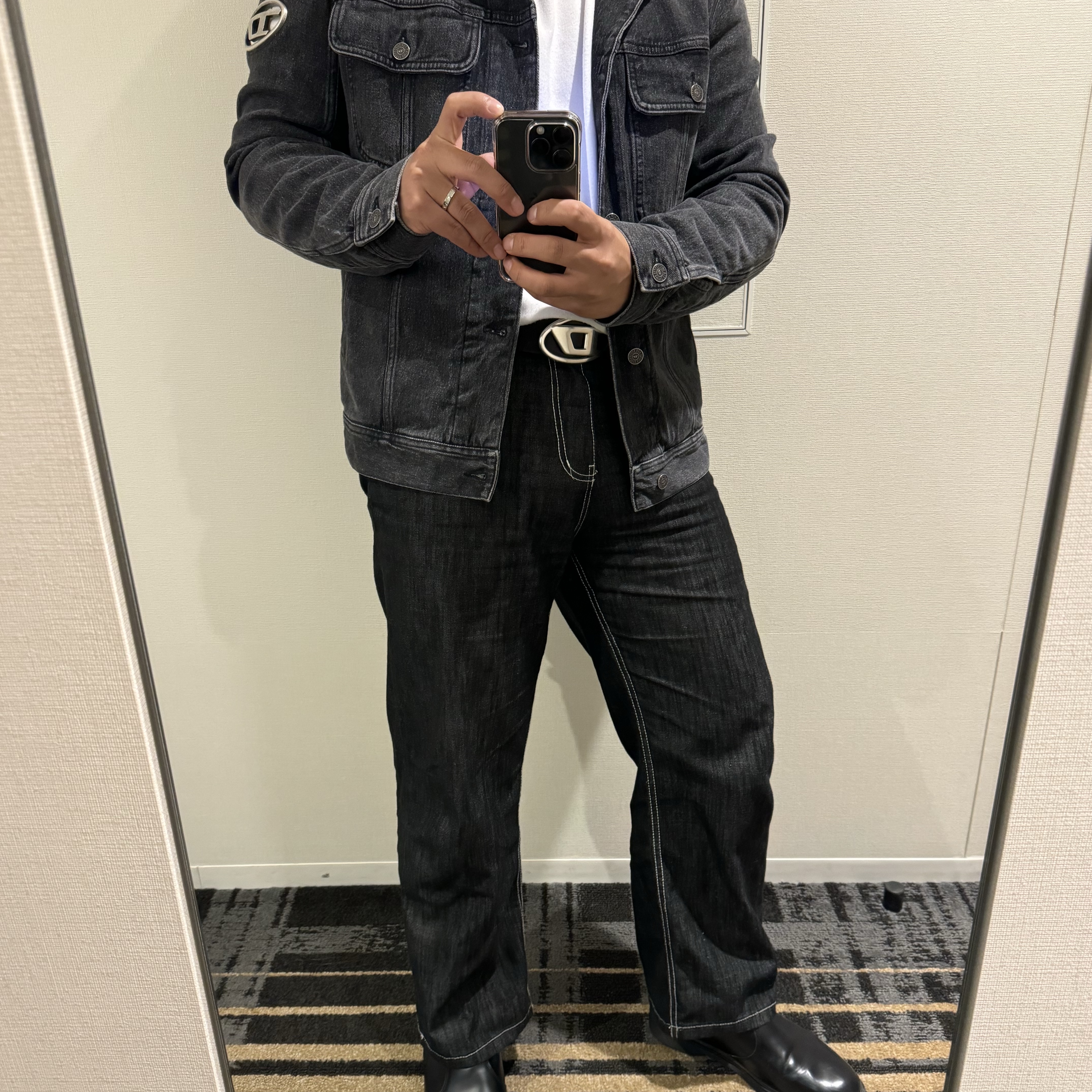 Diesel D-Barcy-Fsc Regular-Fit Denim Jacket with Plaque Black Dark Grey 착용 스타일