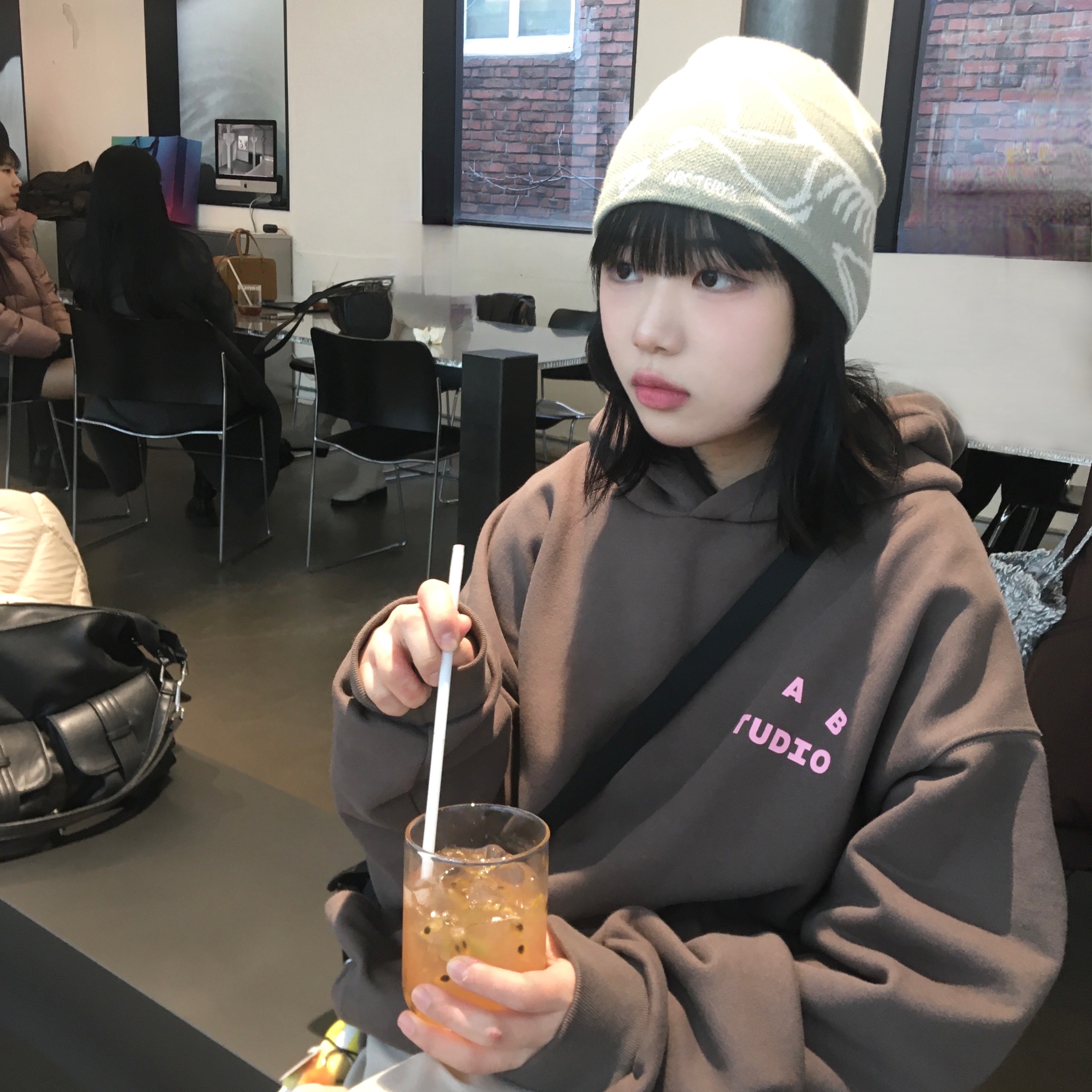 Arc'teryx Bird Head Toque Habitat, IAB Studio Hoodie Choco - Harajuku Exclusive 착용 스타일