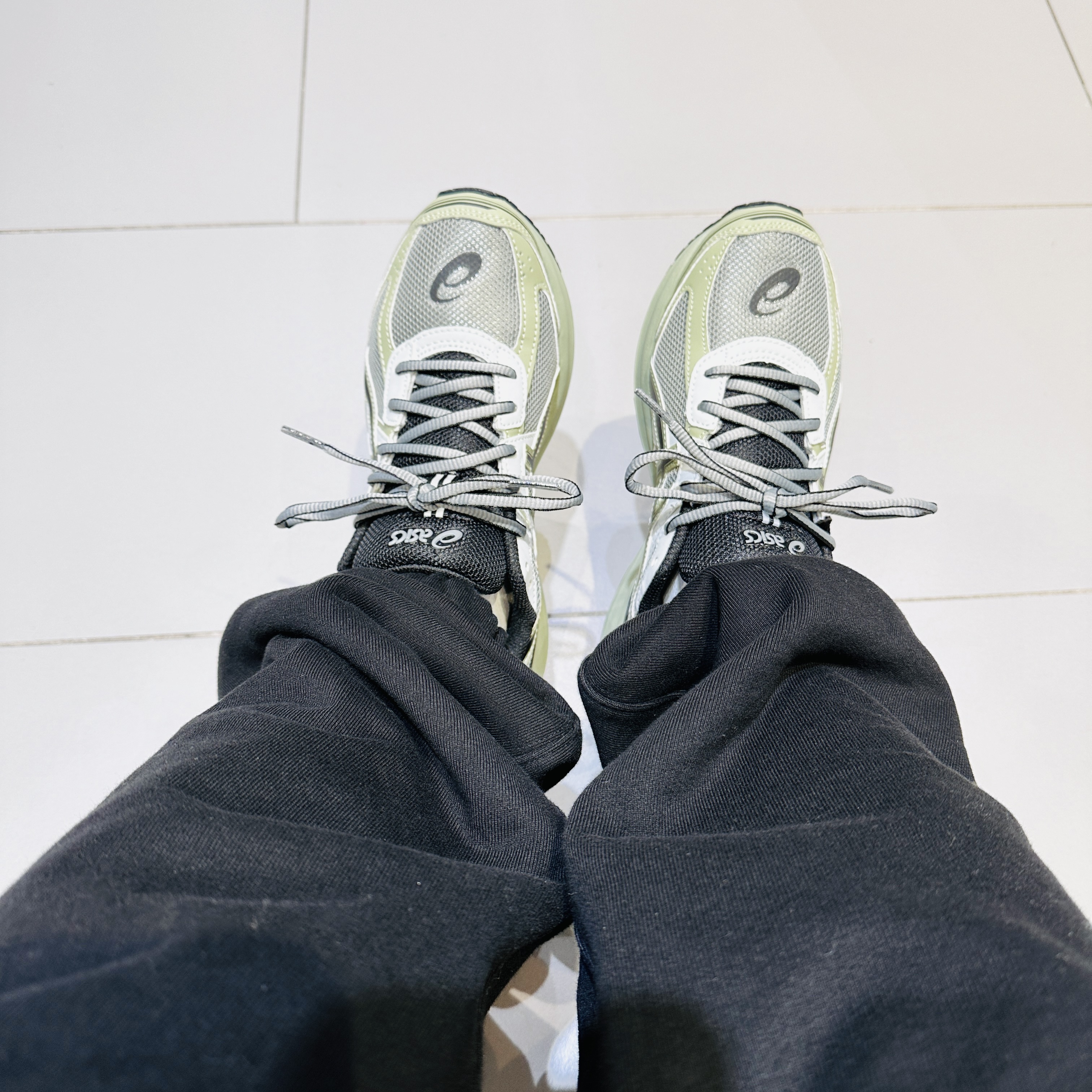Asics Jog 100 S Sheet Rock - 2E Wide 착용 스타일 - 2