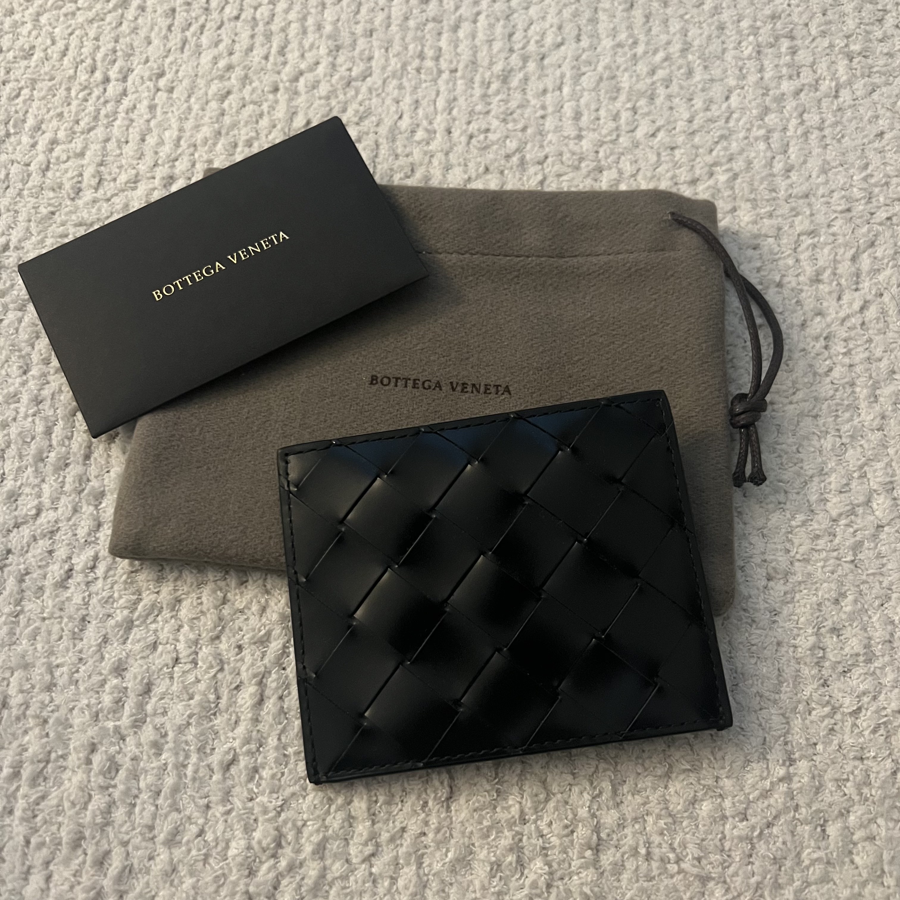 Bottega Veneta Card Case Black 착용 스타일 - 3