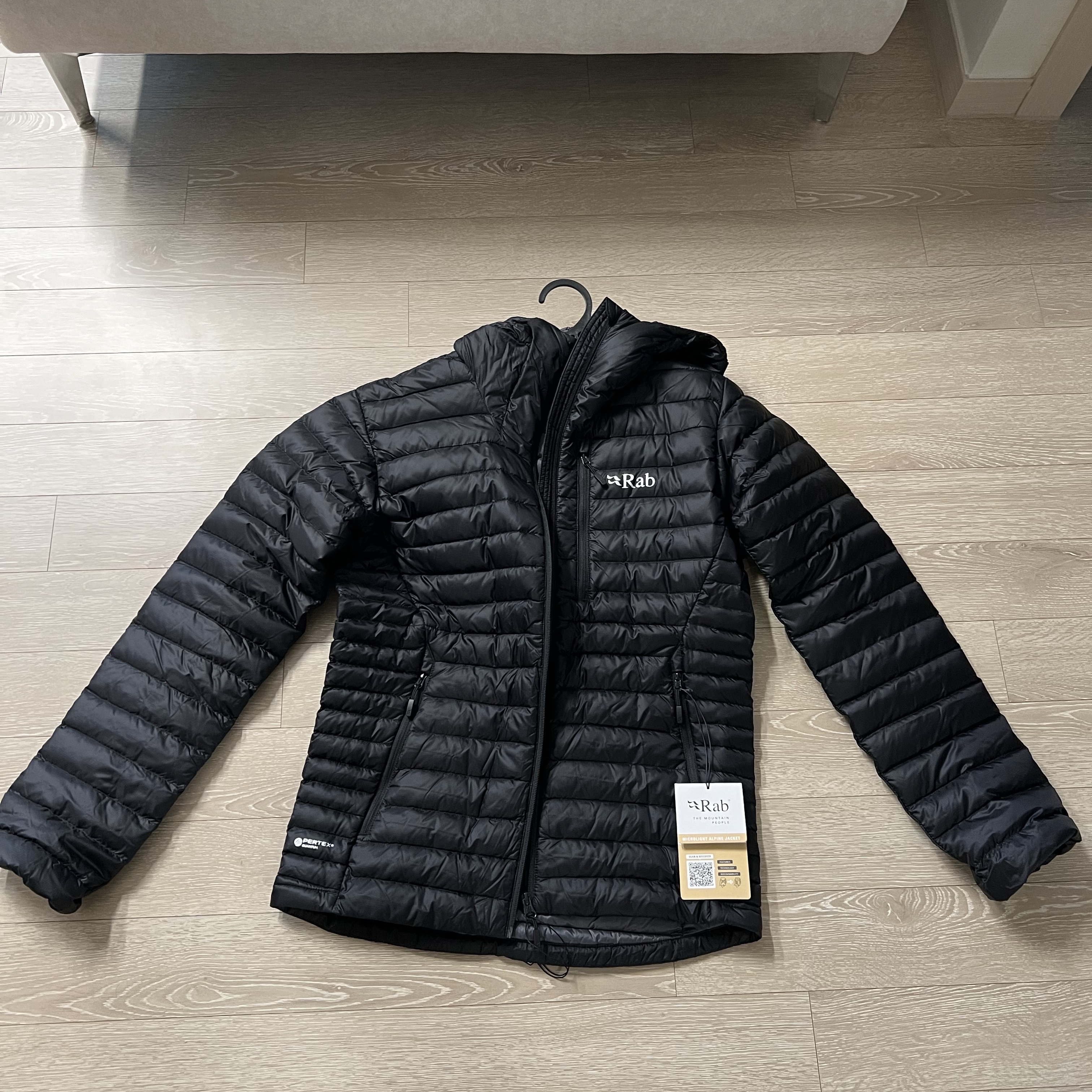 Rab Microlight Alpine Jacket Black 착용 스타일