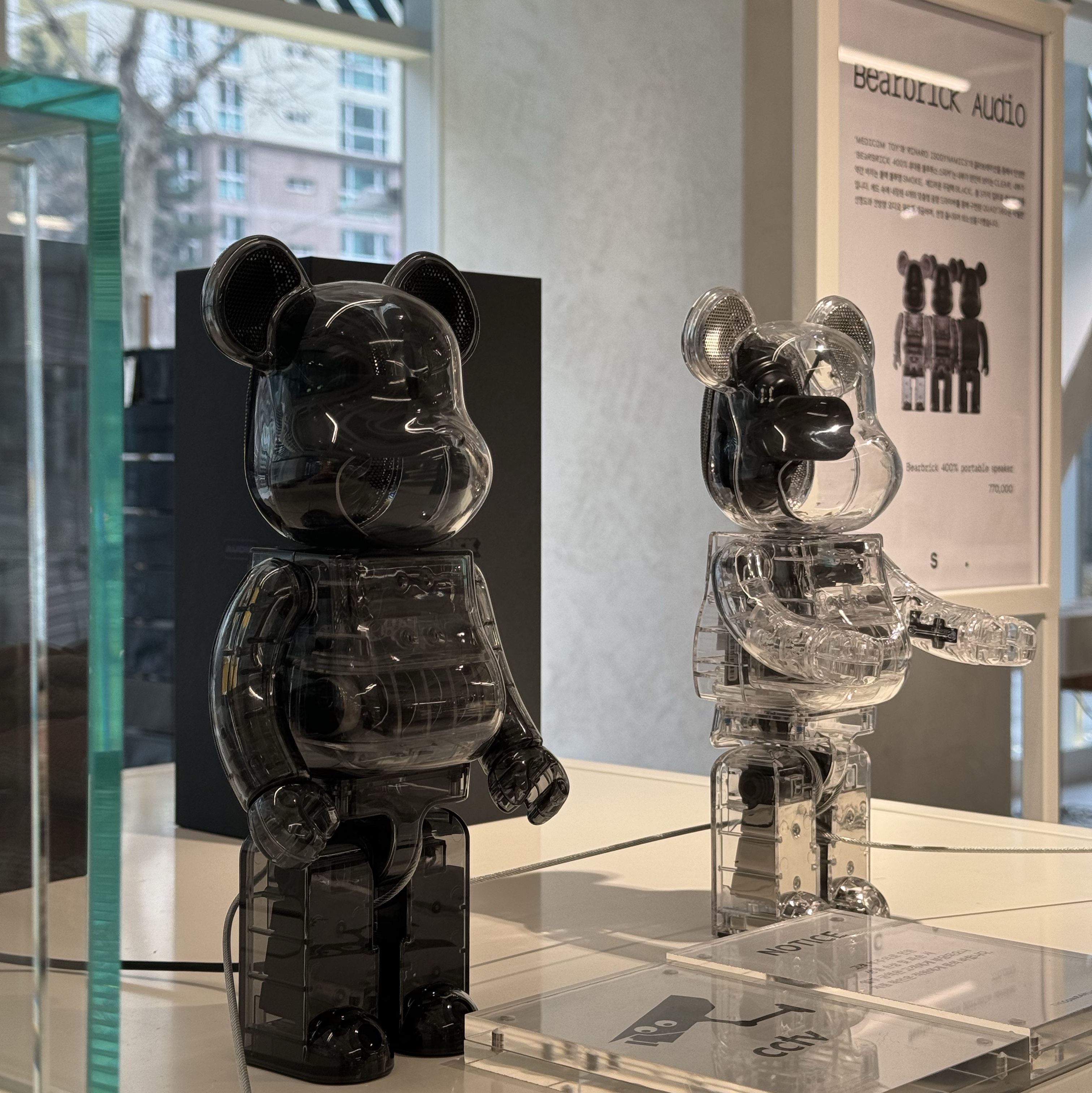 Bearbrick Audio Portable Bluetooth Speaker 400% Smoke (Korean Ver.), Bearbrick Audio Portable Bluetooth Speaker 400% Clear (Korean Ver.) 착용 스타일 - 2