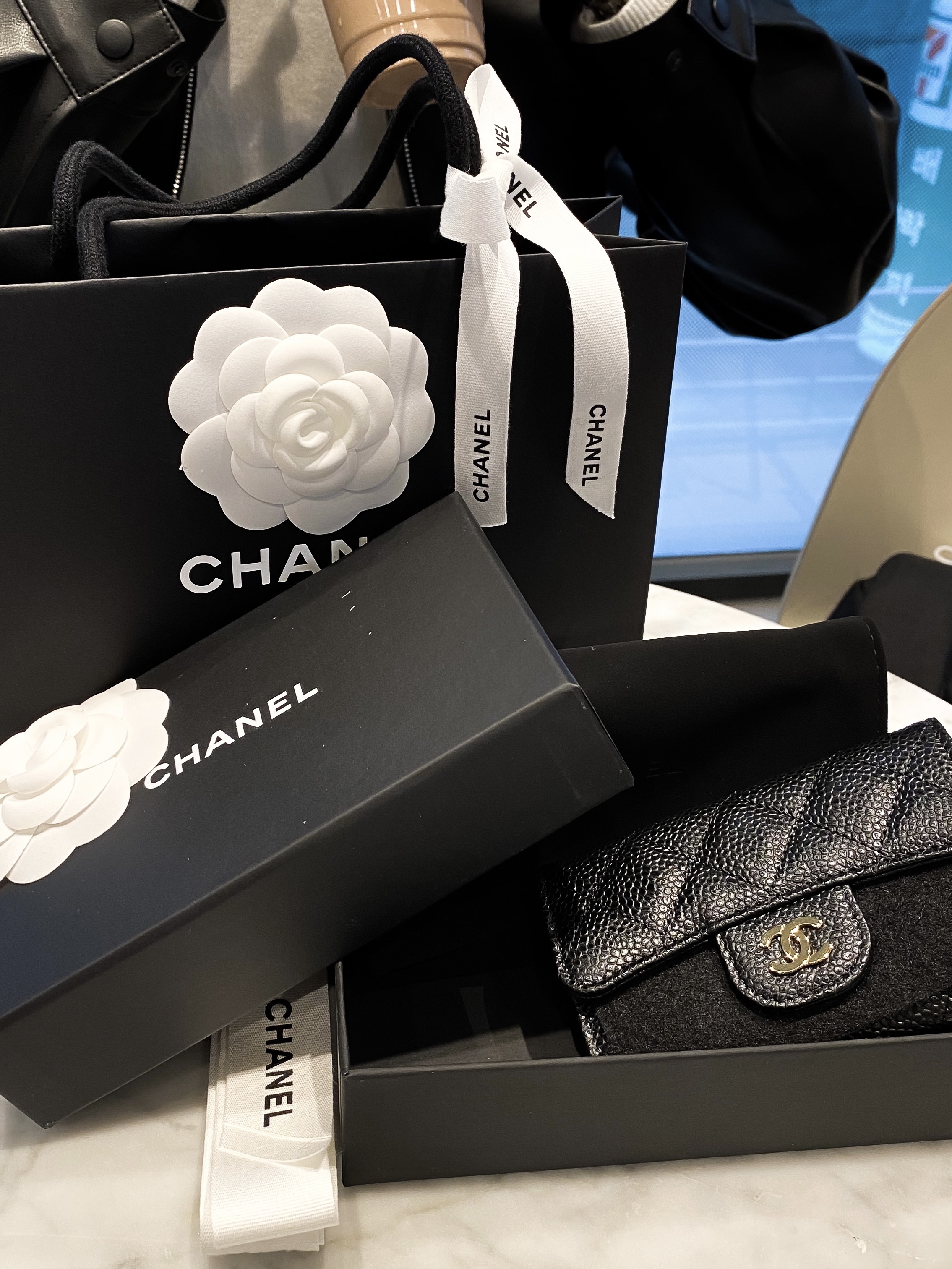 Chanel Classic Card Holder Grained Calfskin & Gold Black 착용 스타일 - 2