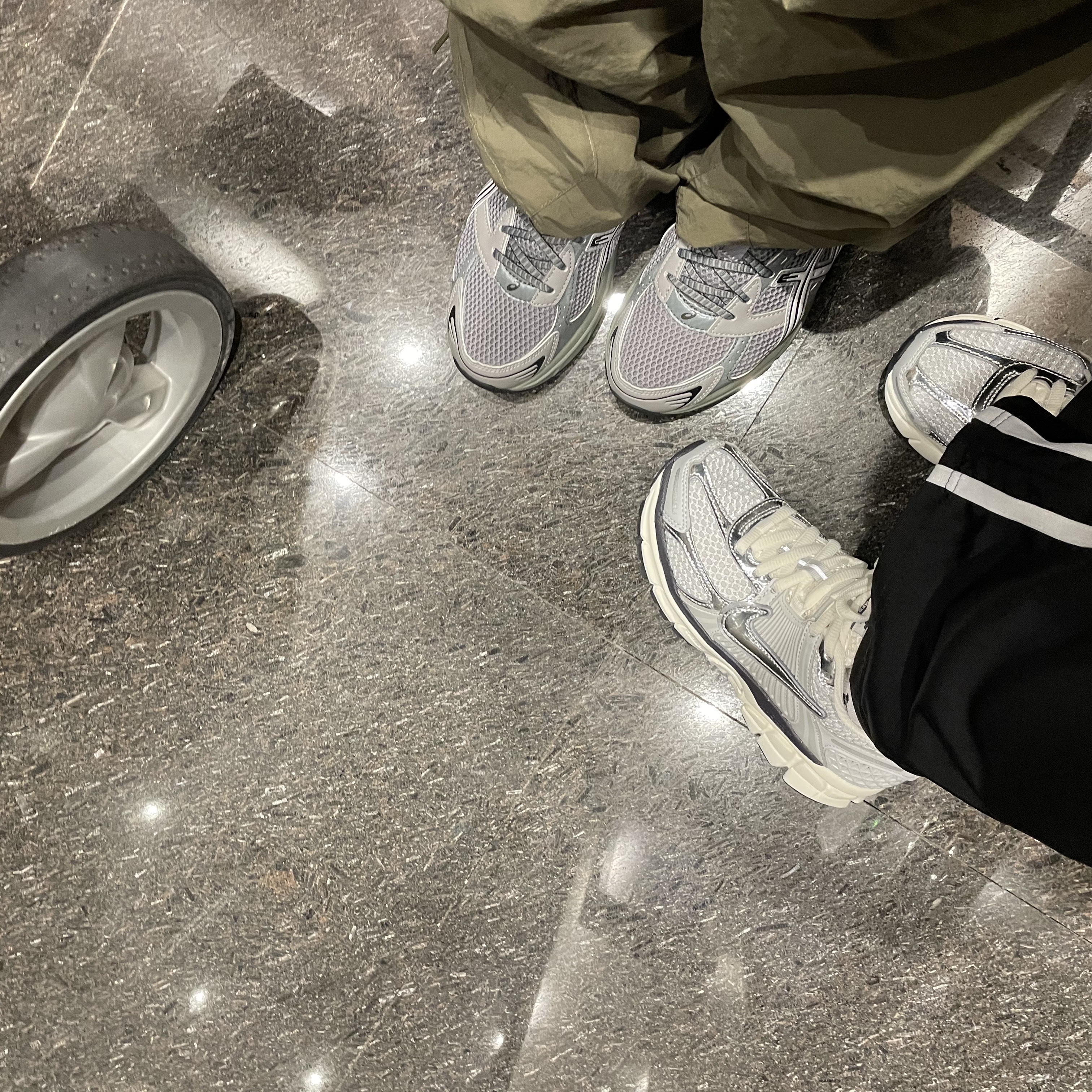 (W) Nike Zoom Vomero 5 Photon Dust and Metallic Silver, Asics Gel-1130 Wild Dove White - Folder Exclusive 착용 스타일 - 2