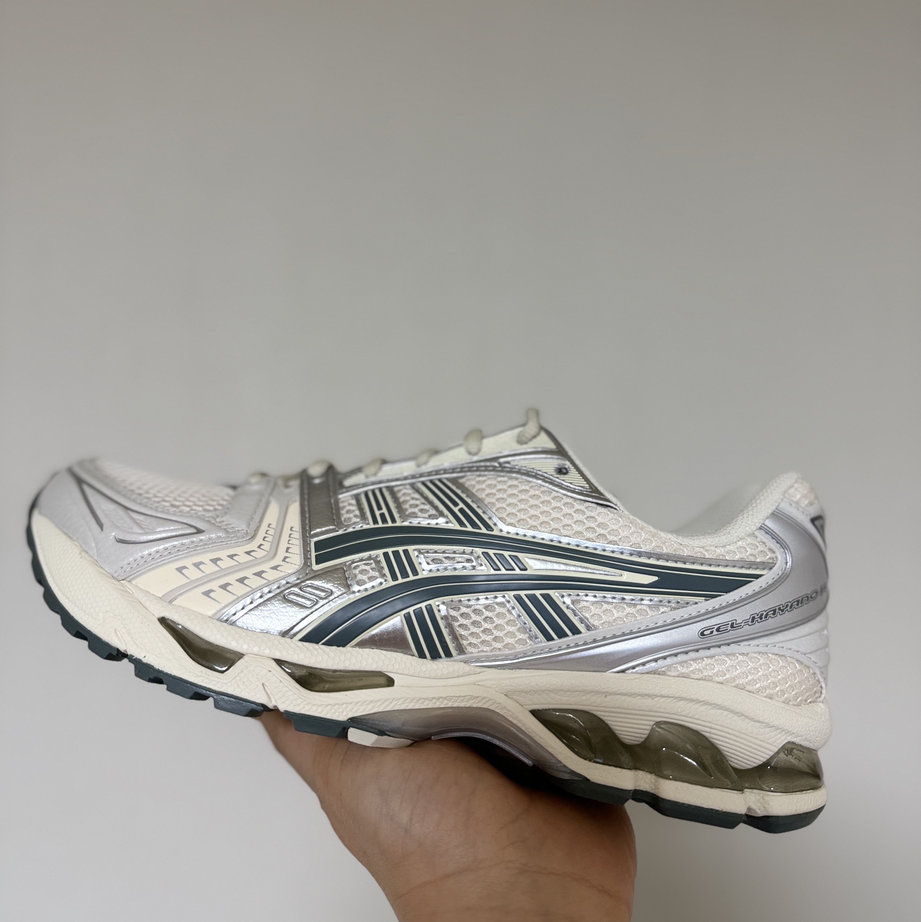 Asics Gel-Kayano 14 Birch Dark Pewter 착용 스타일 - 1