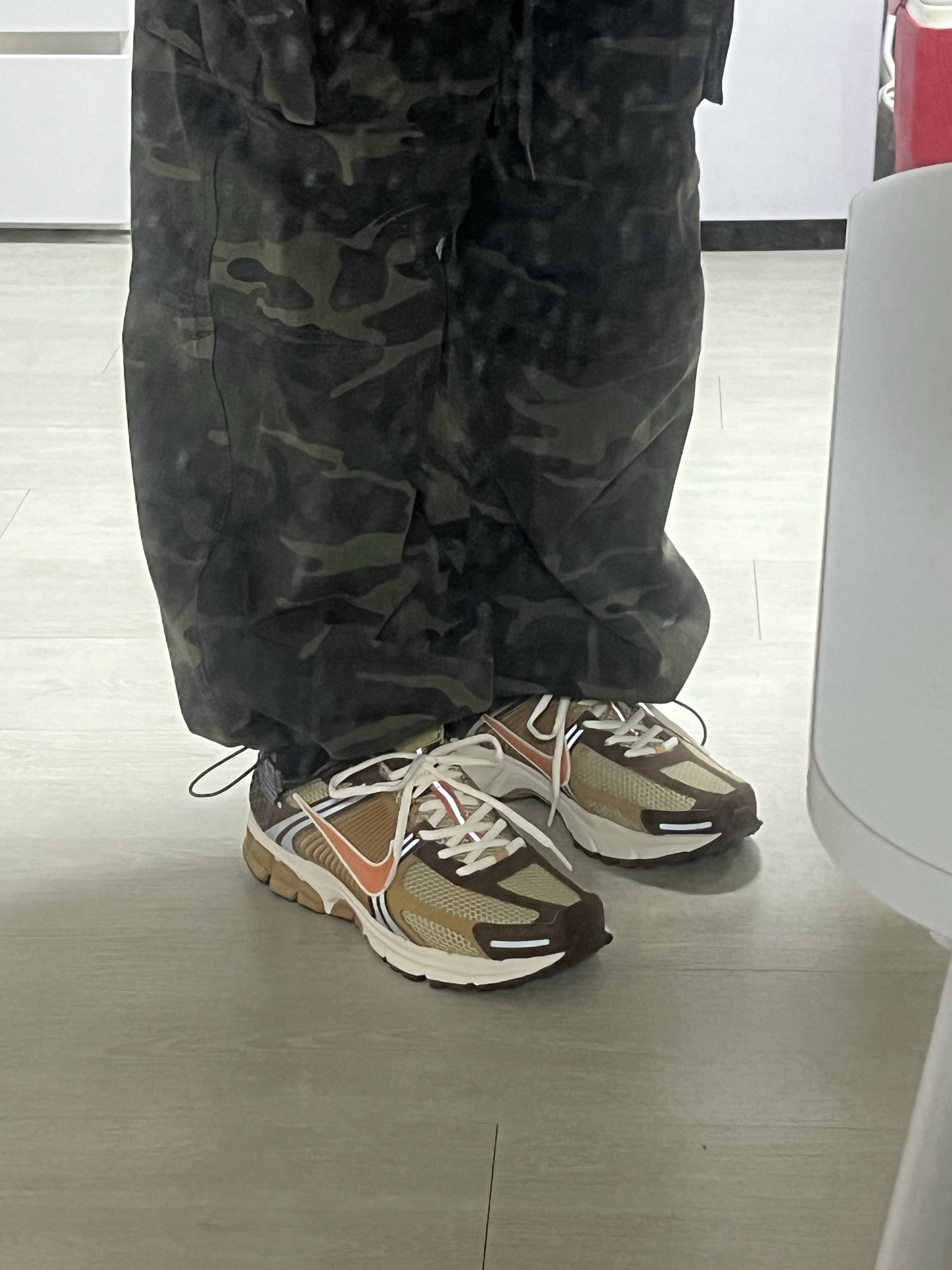 Nike Zoom Vomero 5 Wheat Grass and Cacao Wow 착용 스타일