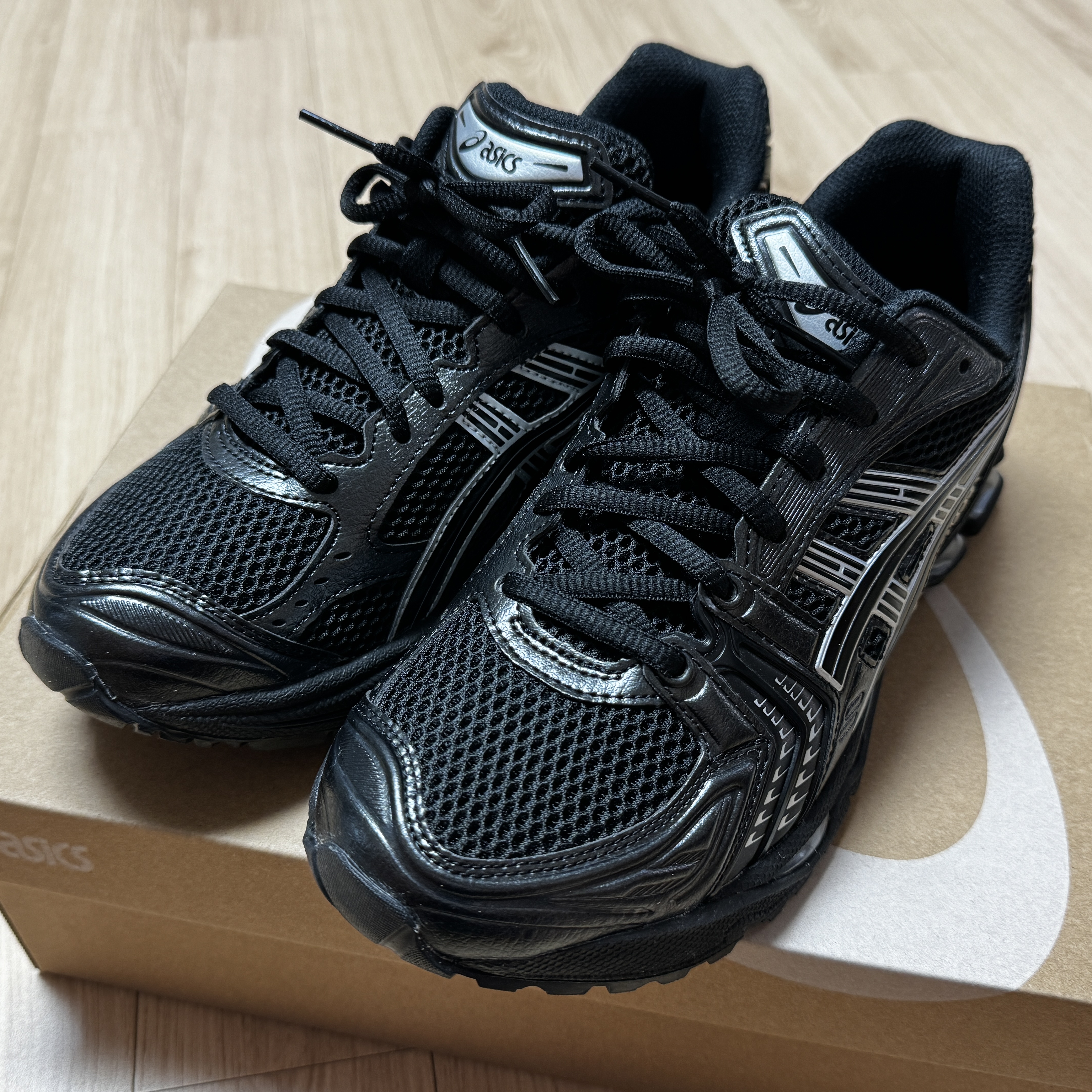 Asics Gel-Kayano 14 Black Pure Silver 착용 스타일 - 2