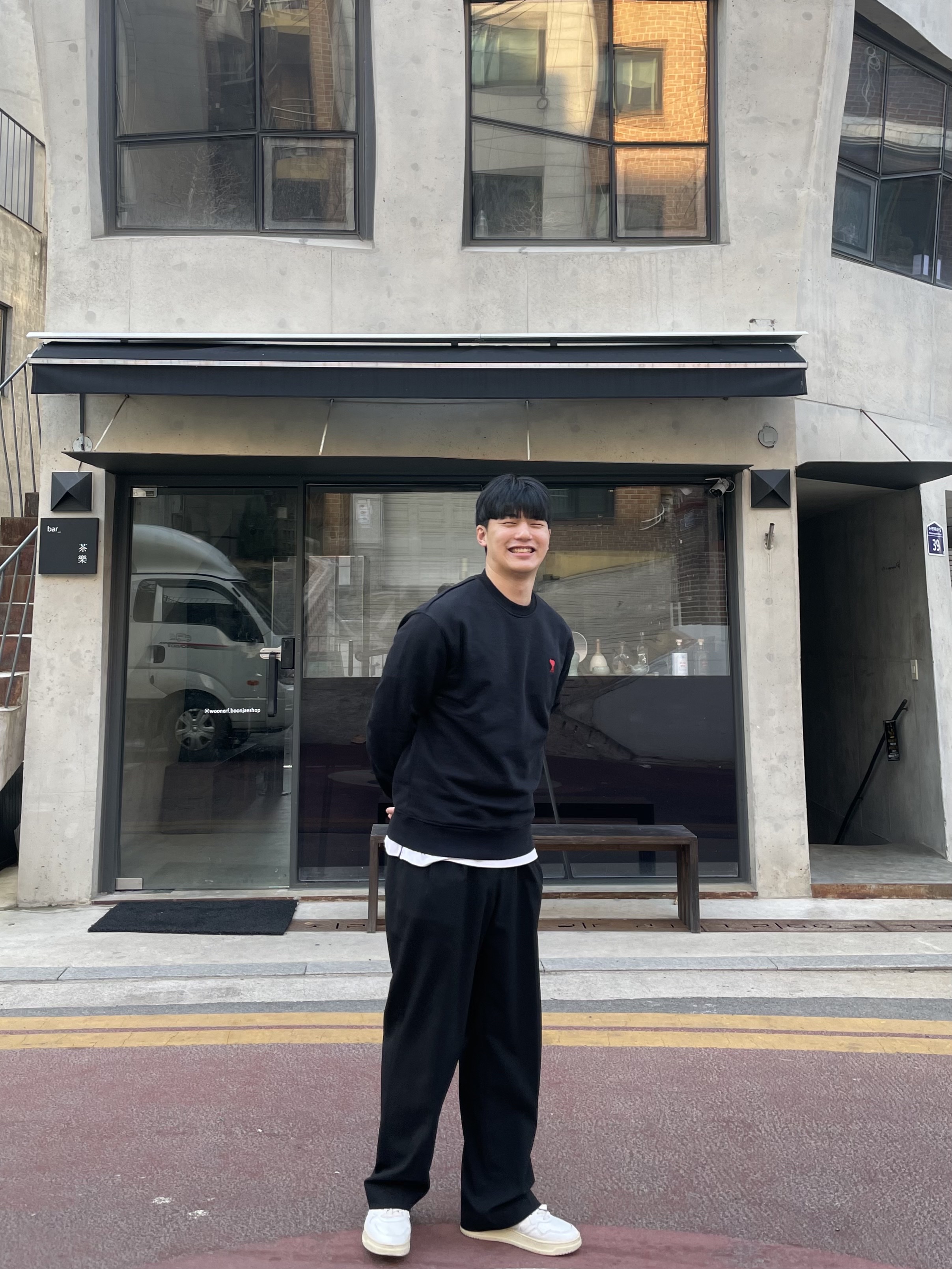 아미 스몰 하트 로고 스웨트셔츠 블랙, 오트리 메달리스트 로우 레더 스니커즈 화이트 착용 스타일