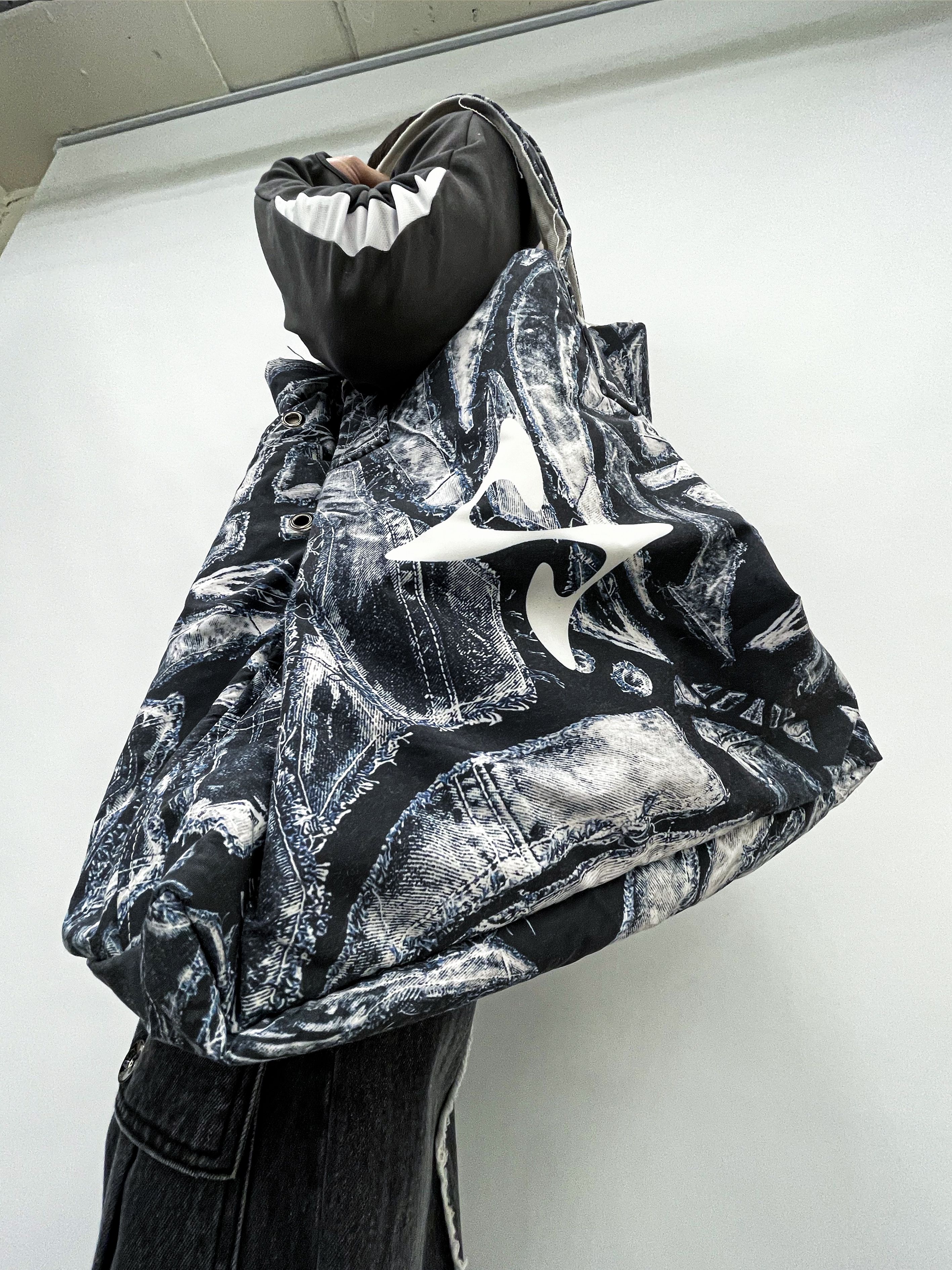 BLR Bolt Tote Bag Navy 착용 스타일 - 2