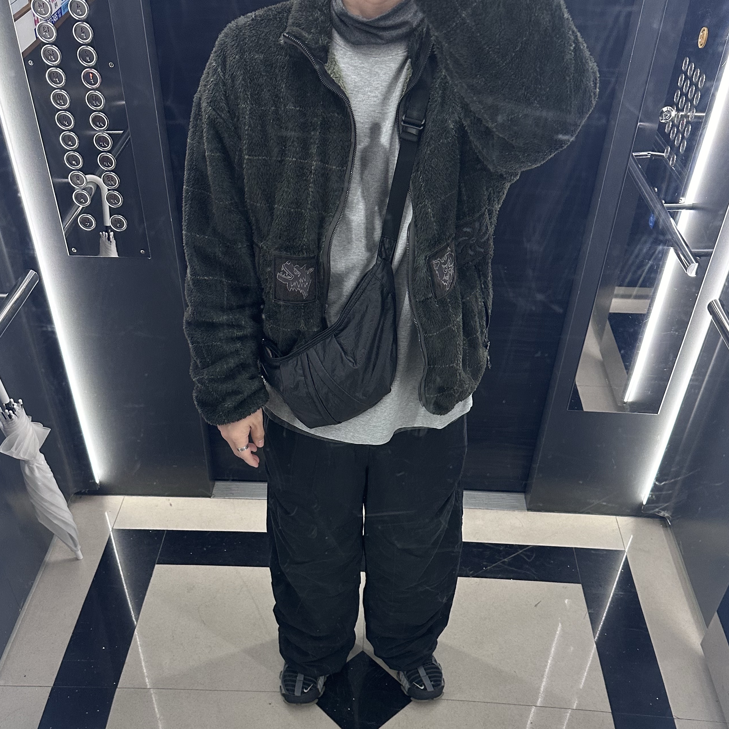 Nike ISPA Link Black and Medium Olive 착용 스타일