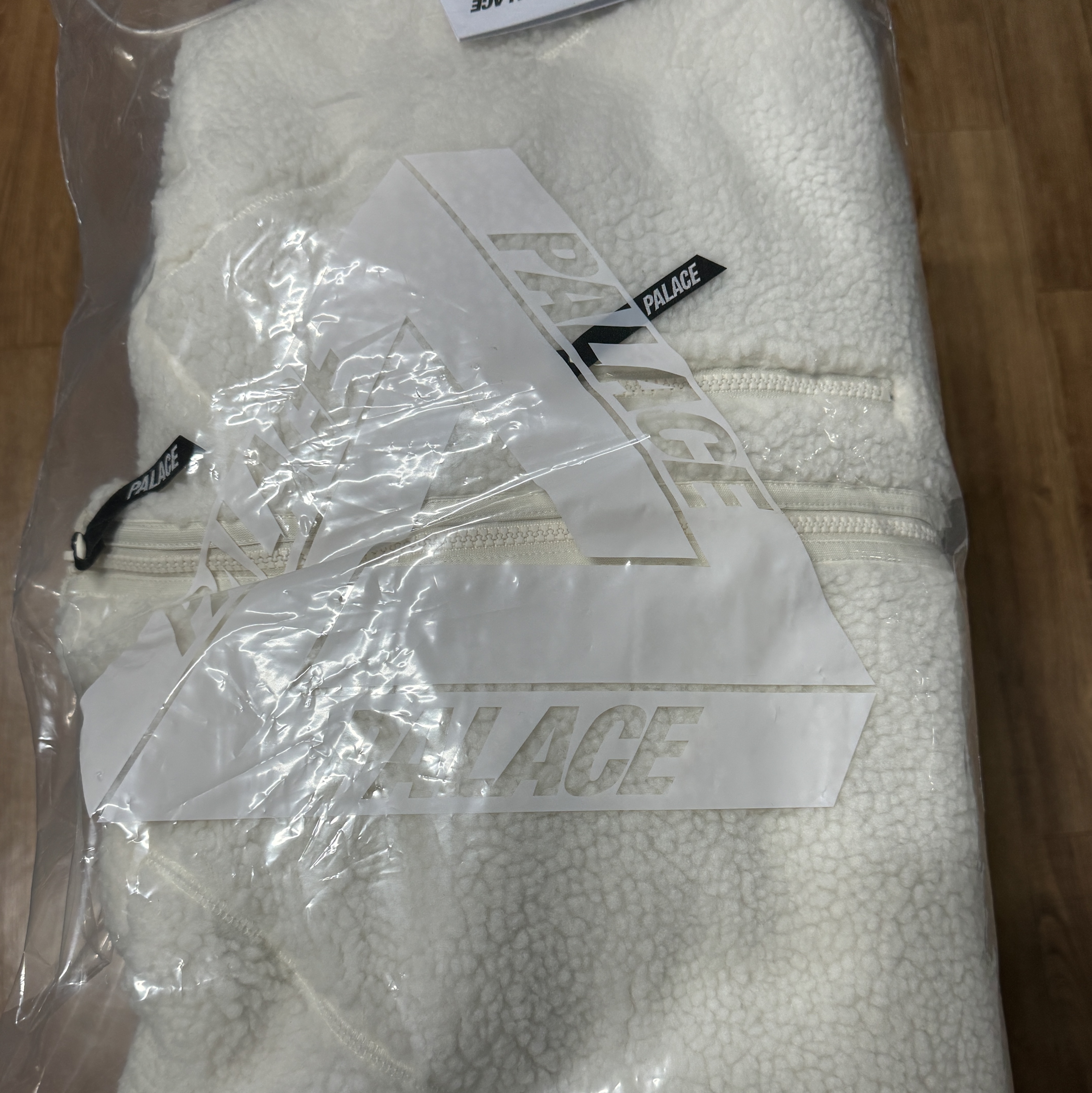 Palace Teddy Fleece Jacket Soft White - 24SS 착용 스타일