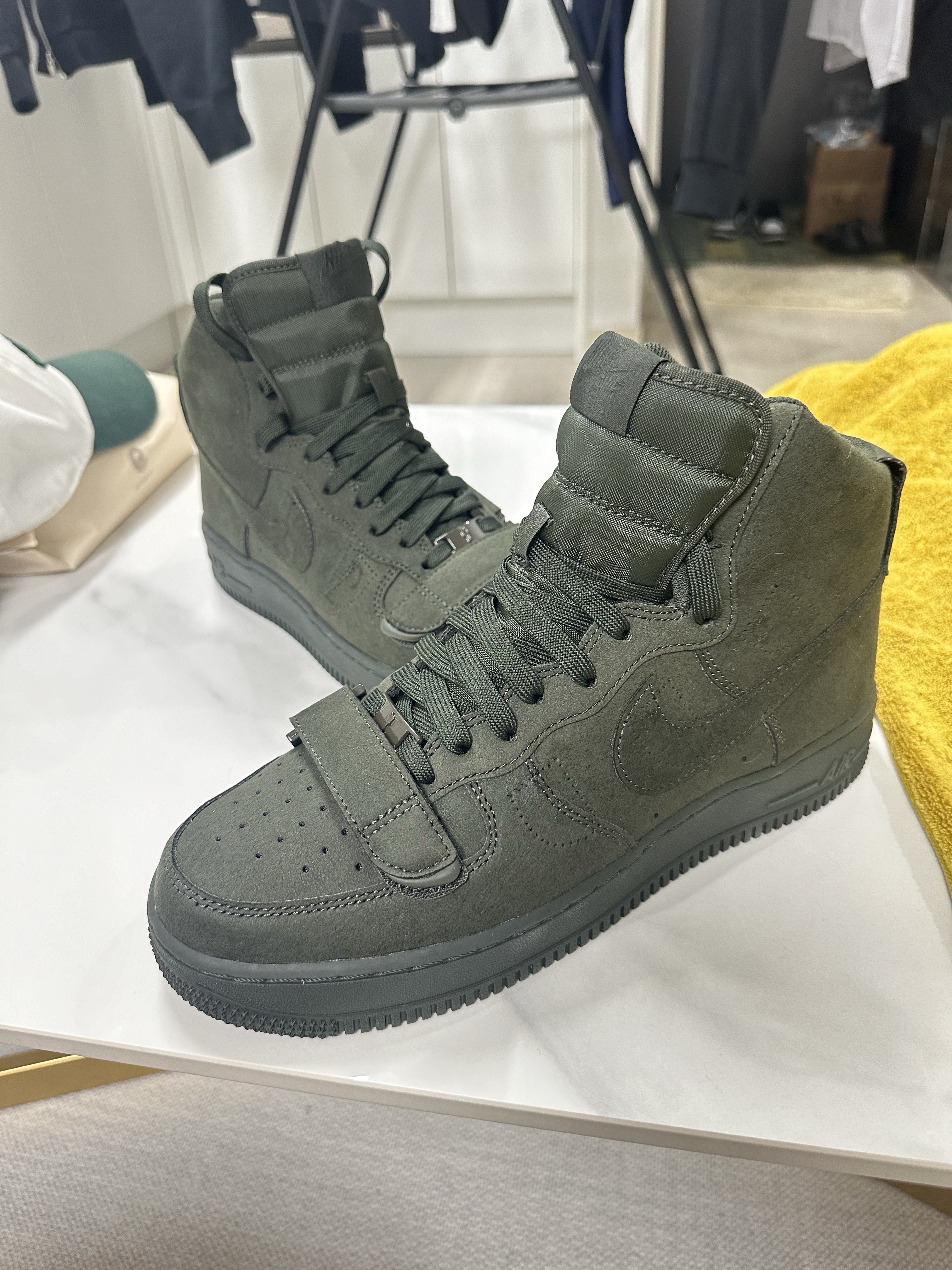 Nike x Billie Eilish Air Force 1 High '07 SP Sequoia 착용 스타일 - 4