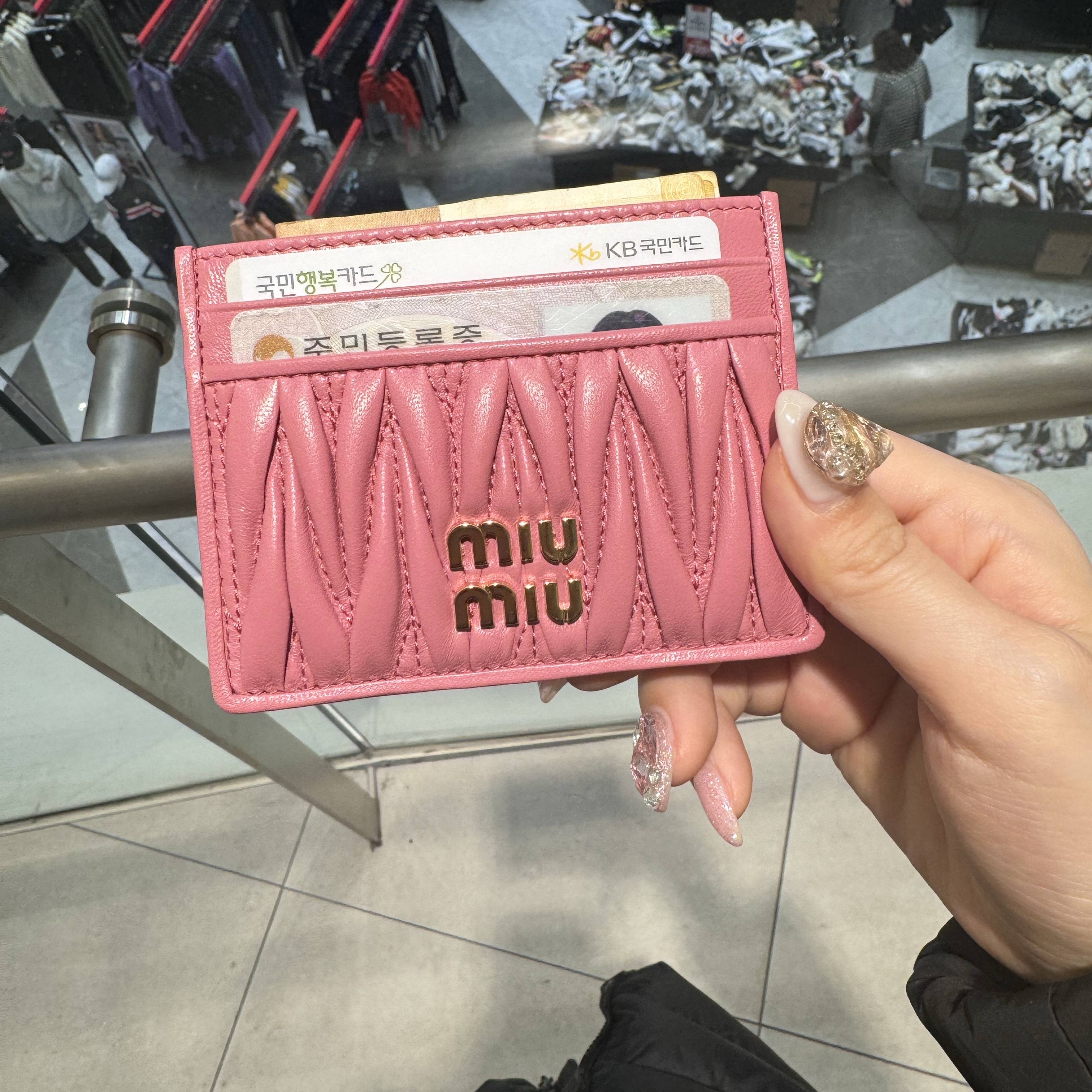 Miu Miu Matelasse Nappa Leather Card Holder Begonia Pink 착용 스타일