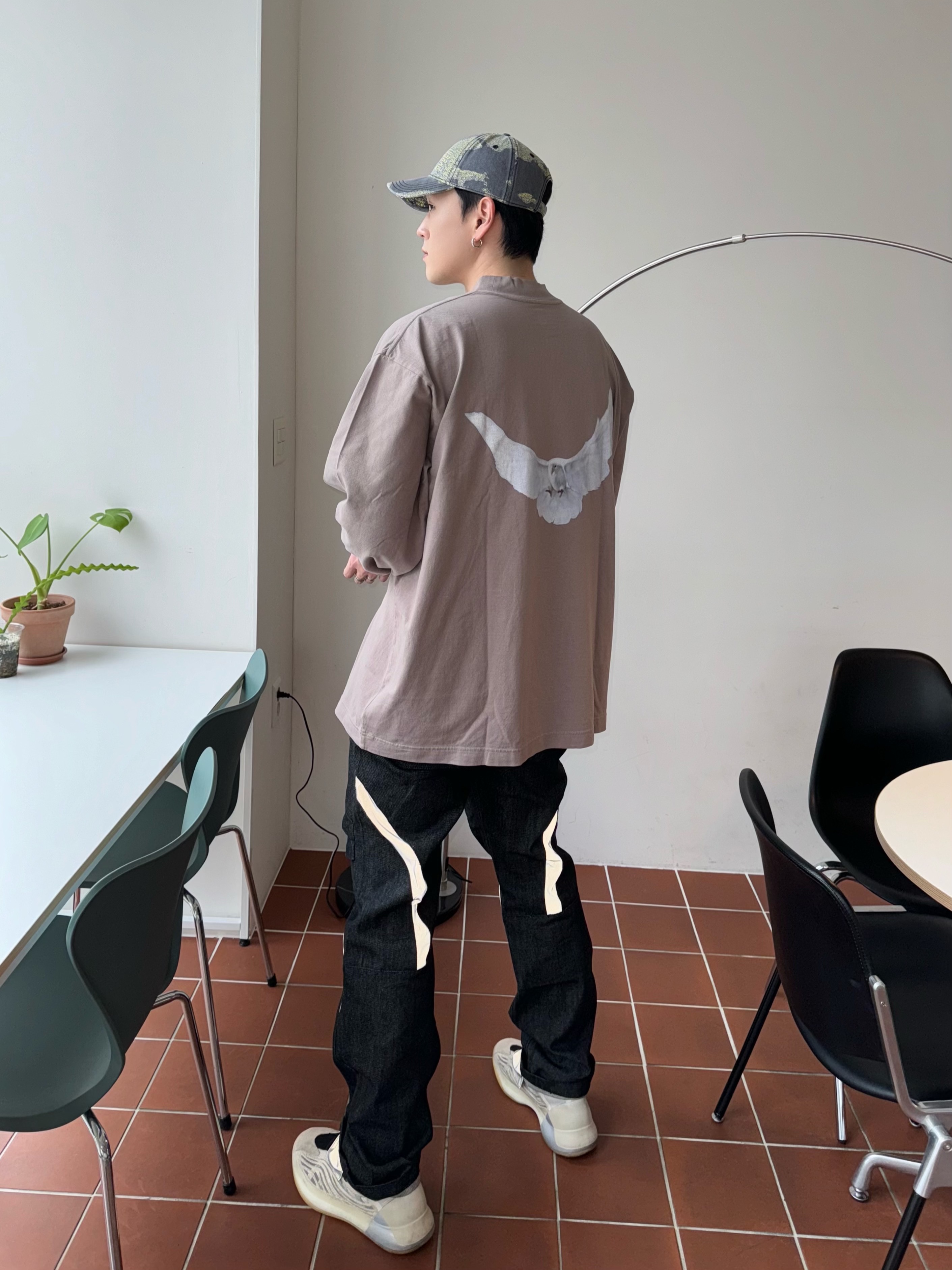 Adidas Yeezy QNTM Mist Slate, Yeezy Gap Engineered By Balenciaga Dove Long Sleeve T-Shirt Beige 착용 스타일 - 3