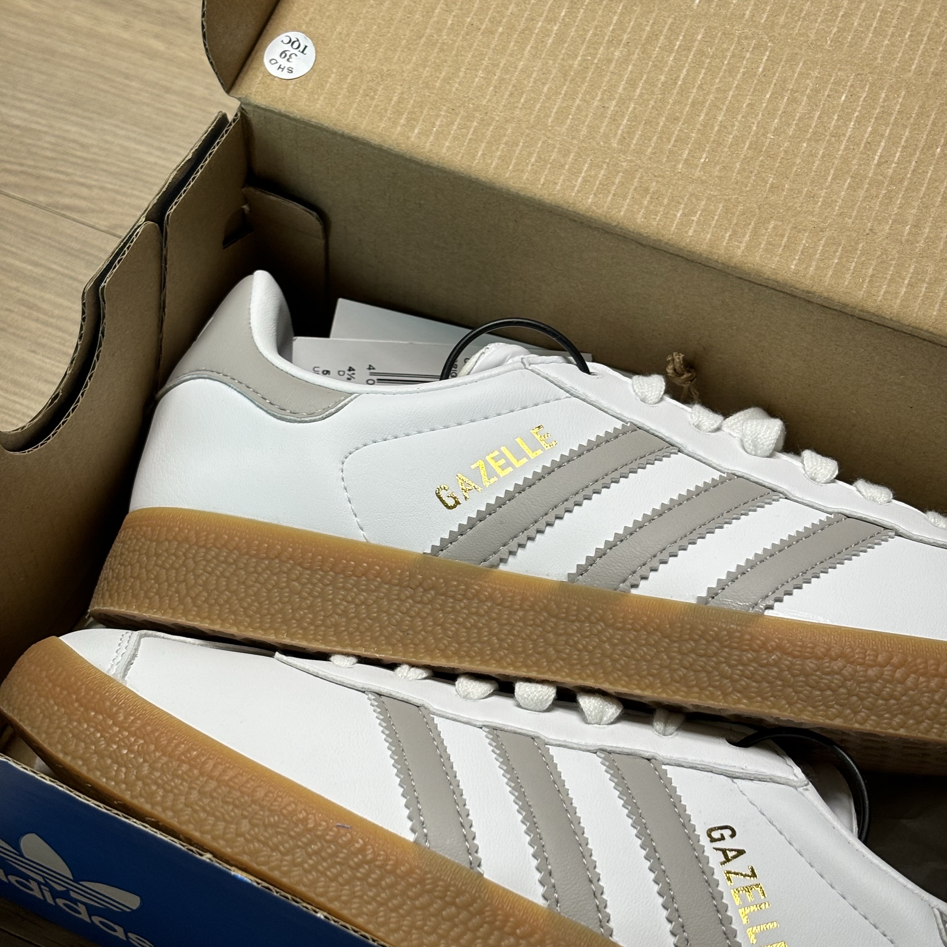 Adidas Gazelle White Grey 착용 스타일