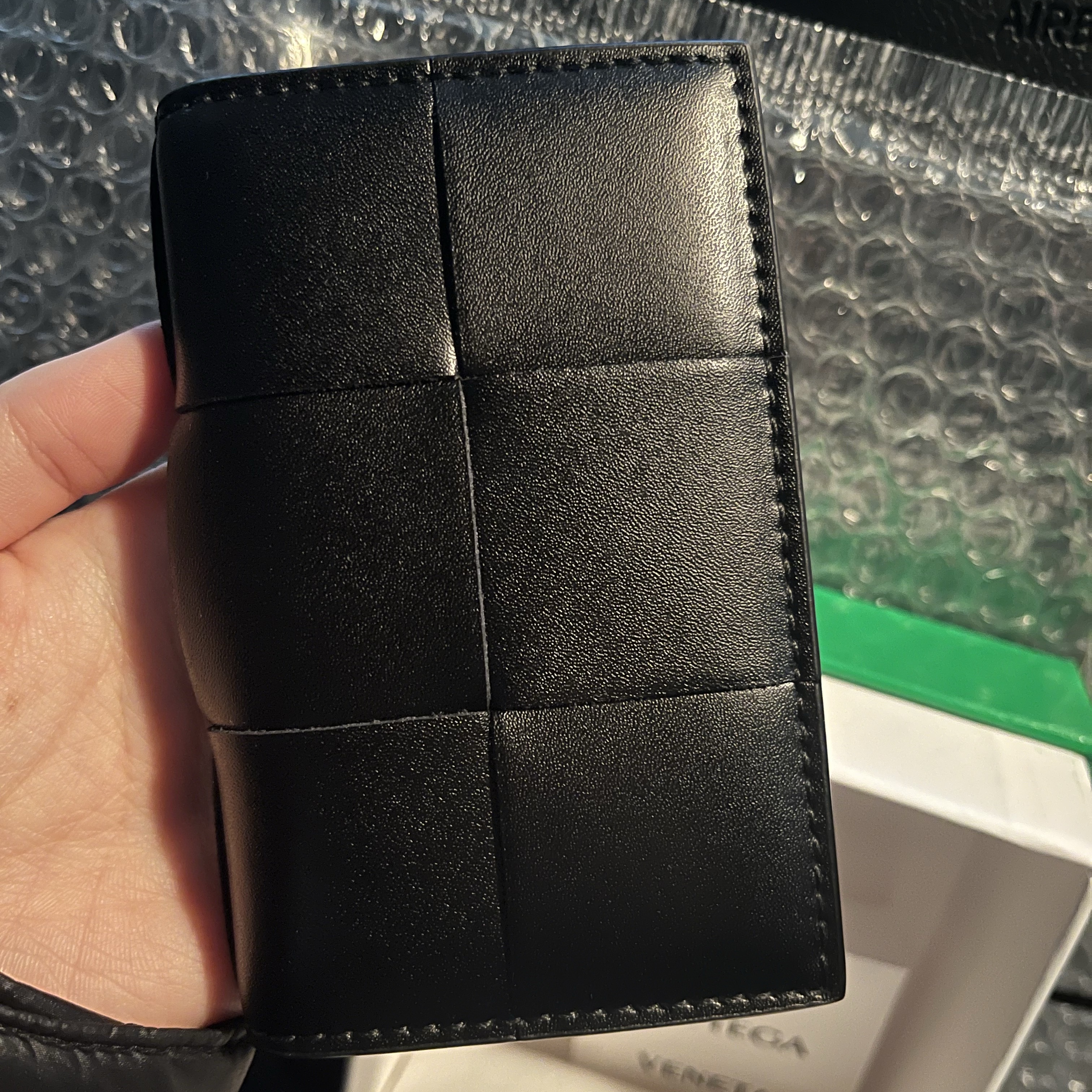 Bottega Veneta Flap Card Case Black 착용 스타일 - 2
