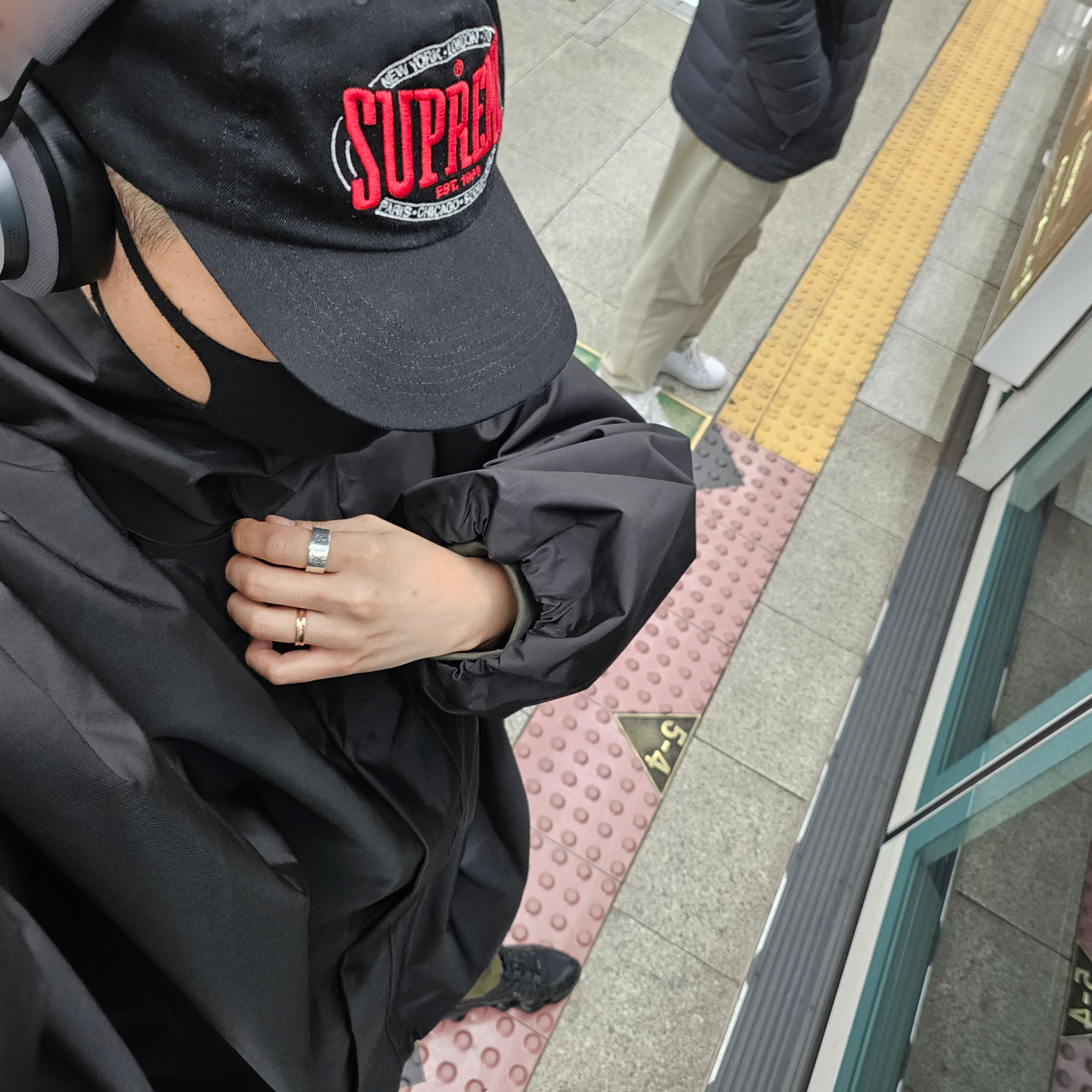 Supreme Warm Up 6-Panel Black - 23FW, Gucci Ghost Ring Silver 9mm 착용 스타일 - 2