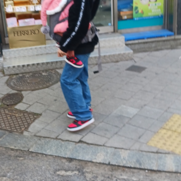 (Kids) Crocs Classic Clog Taffy Pink, (GS) Nike Court Borough Low Recraft University Red Black 착용 스타일 - 2