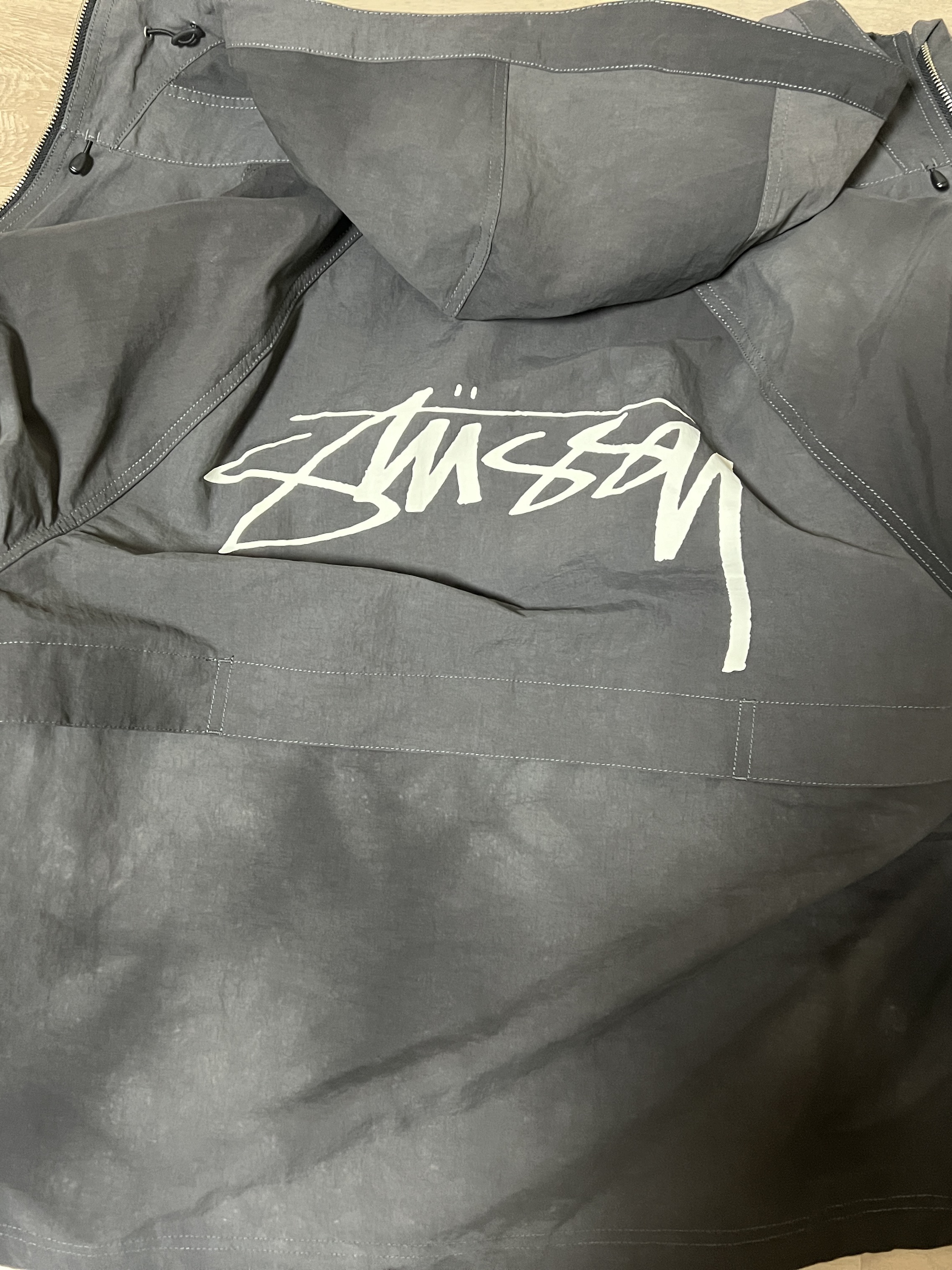 Stussy Wave Dye Beach Shell Jacket Black 착용 스타일 - 2