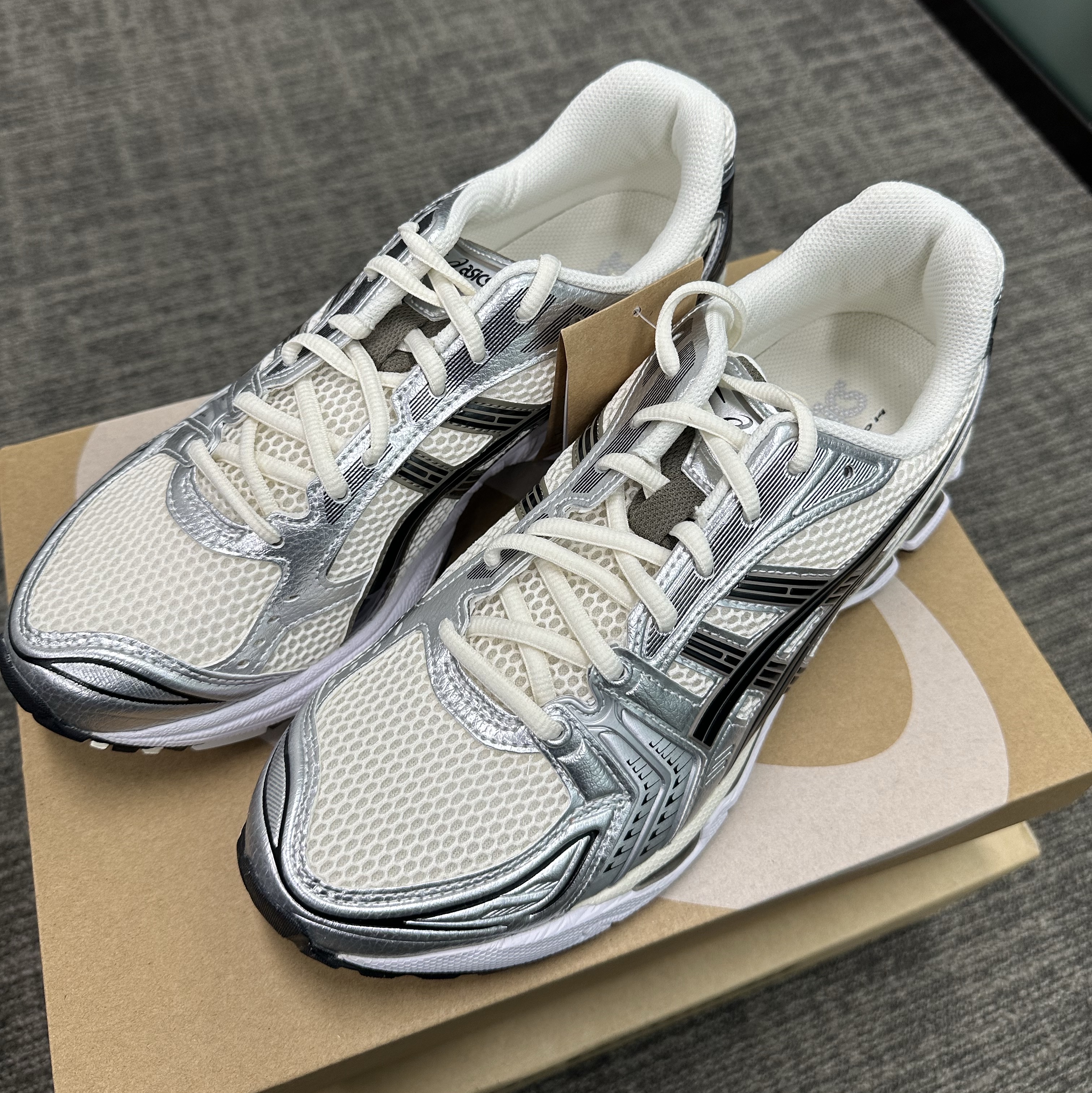 Asics Gel-Kayano 14 Cream Black 착용 스타일 - 2