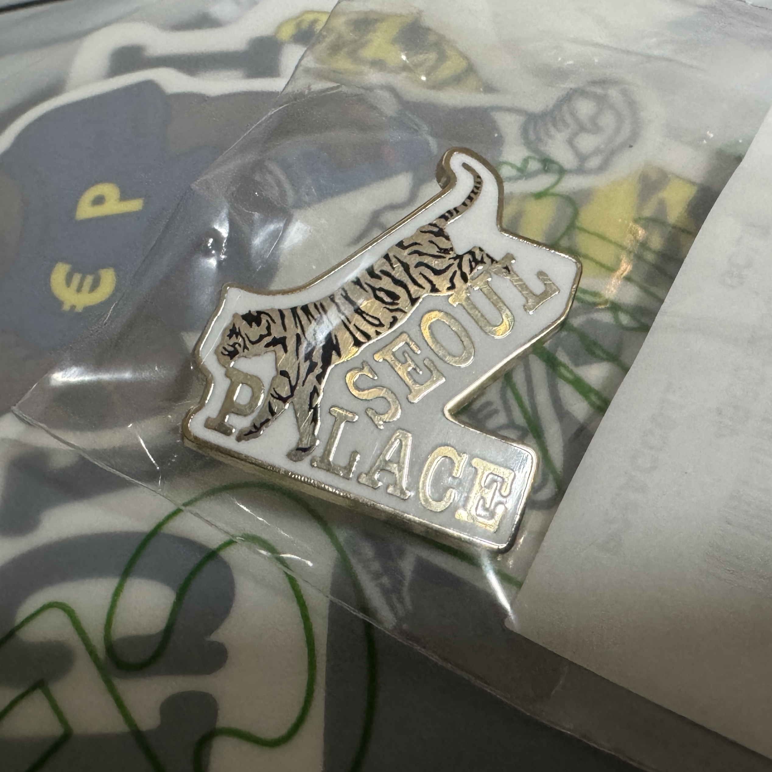 Palace Korea Pin Silver - 24SS 착용 스타일