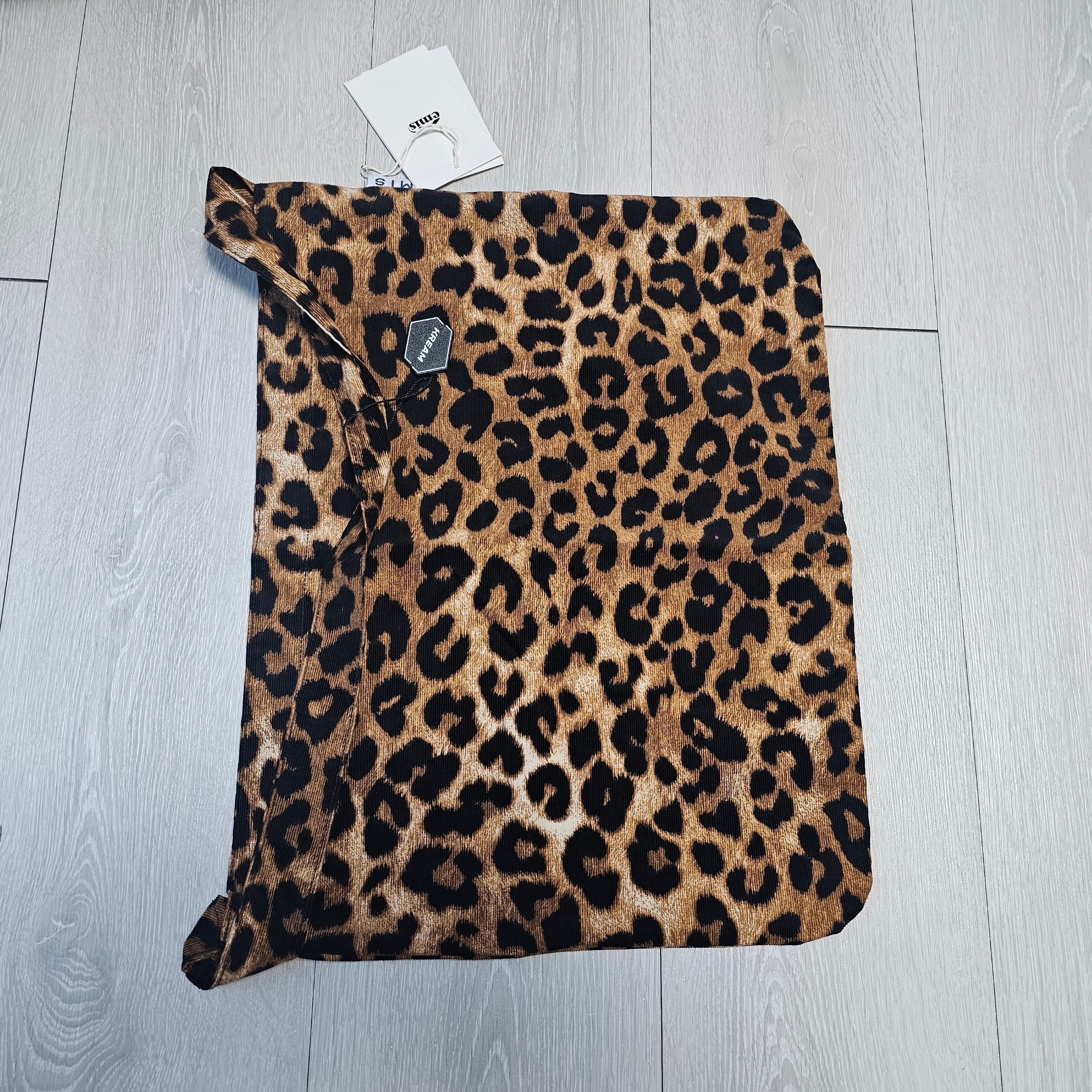 Emis New Leopard Corduroy Eco Bag Beige 착용 스타일 - 2