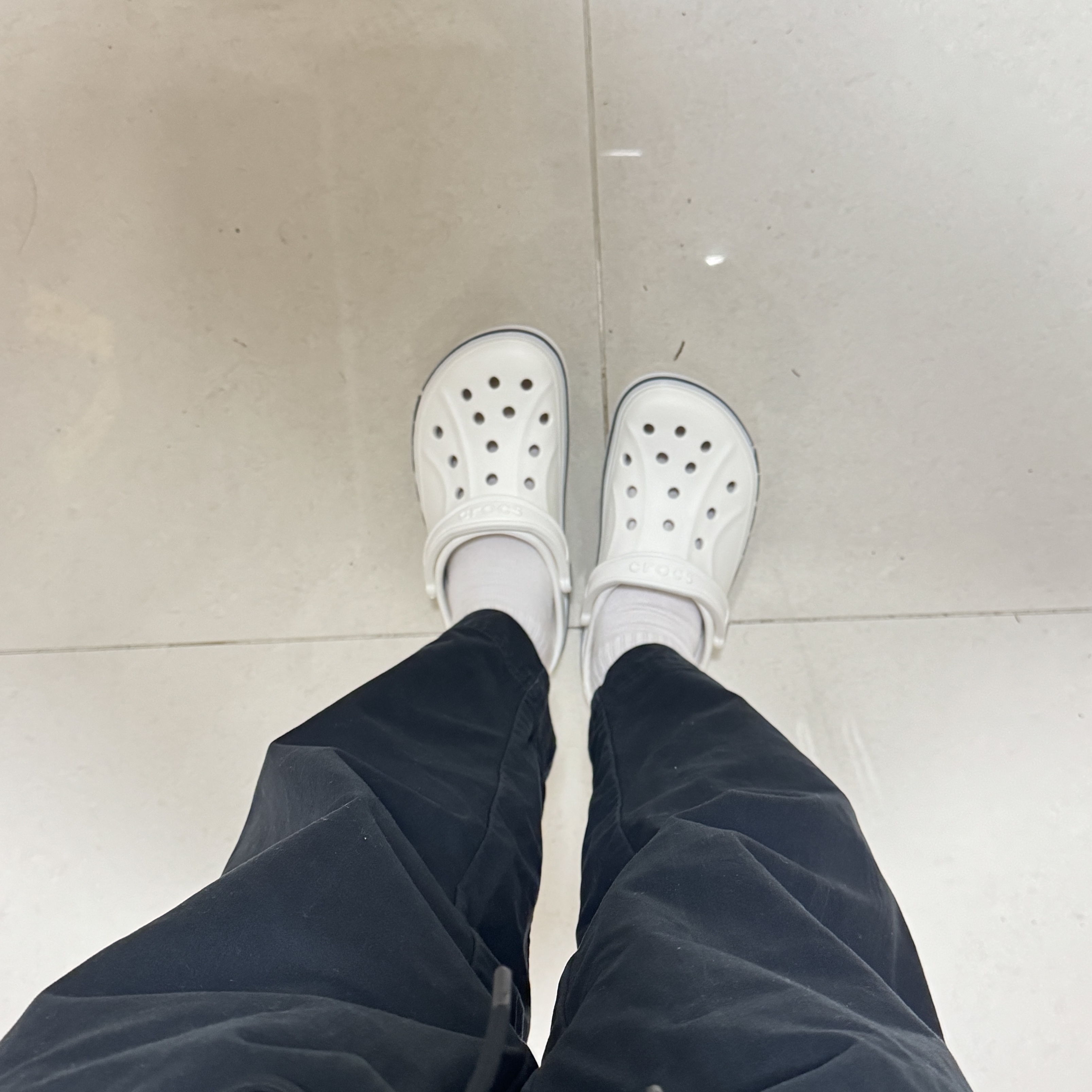 Crocs Bayaband Clog White Navy 착용 스타일