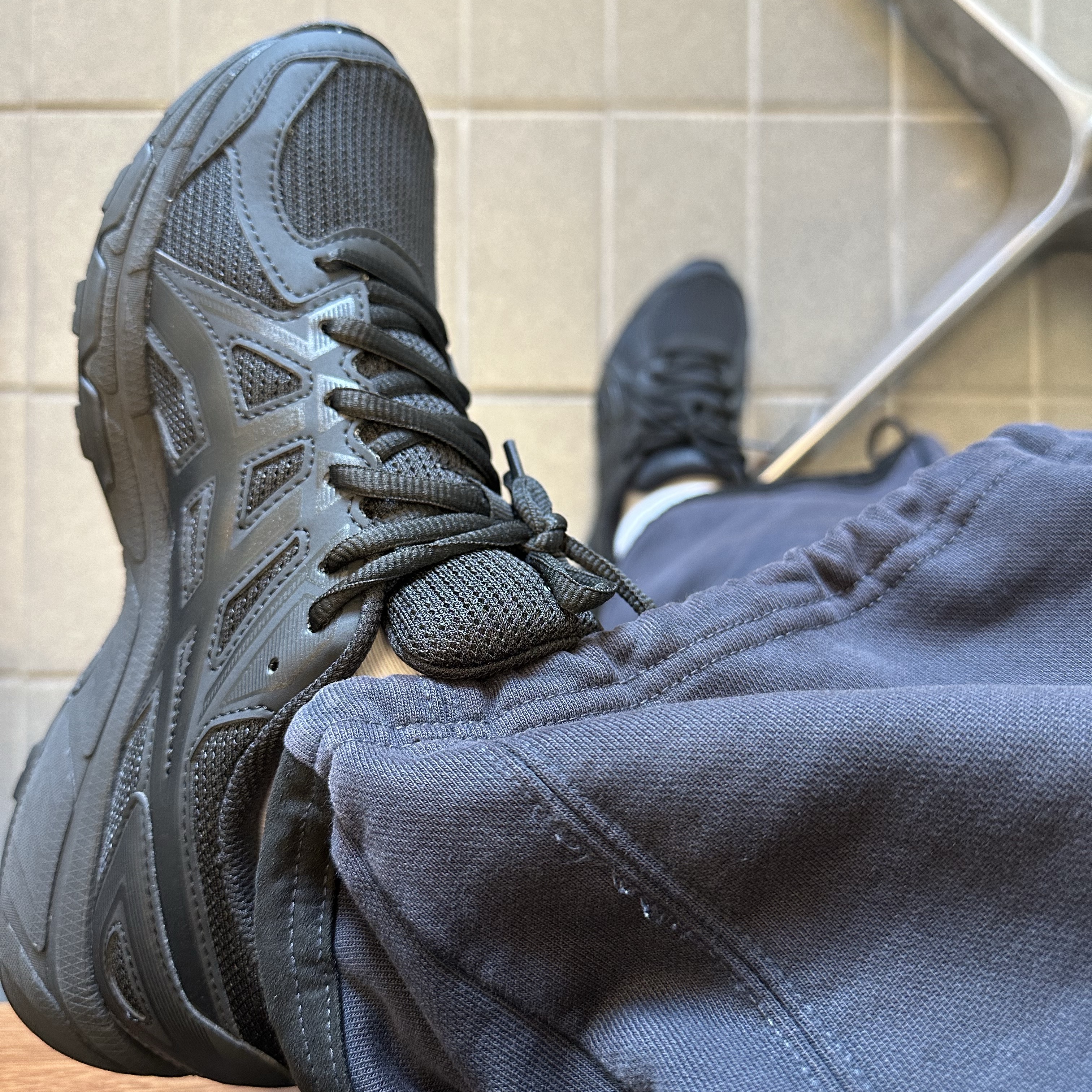 (W) Asics Jog 100 T Black - 2E Extra Wide 착용 스타일