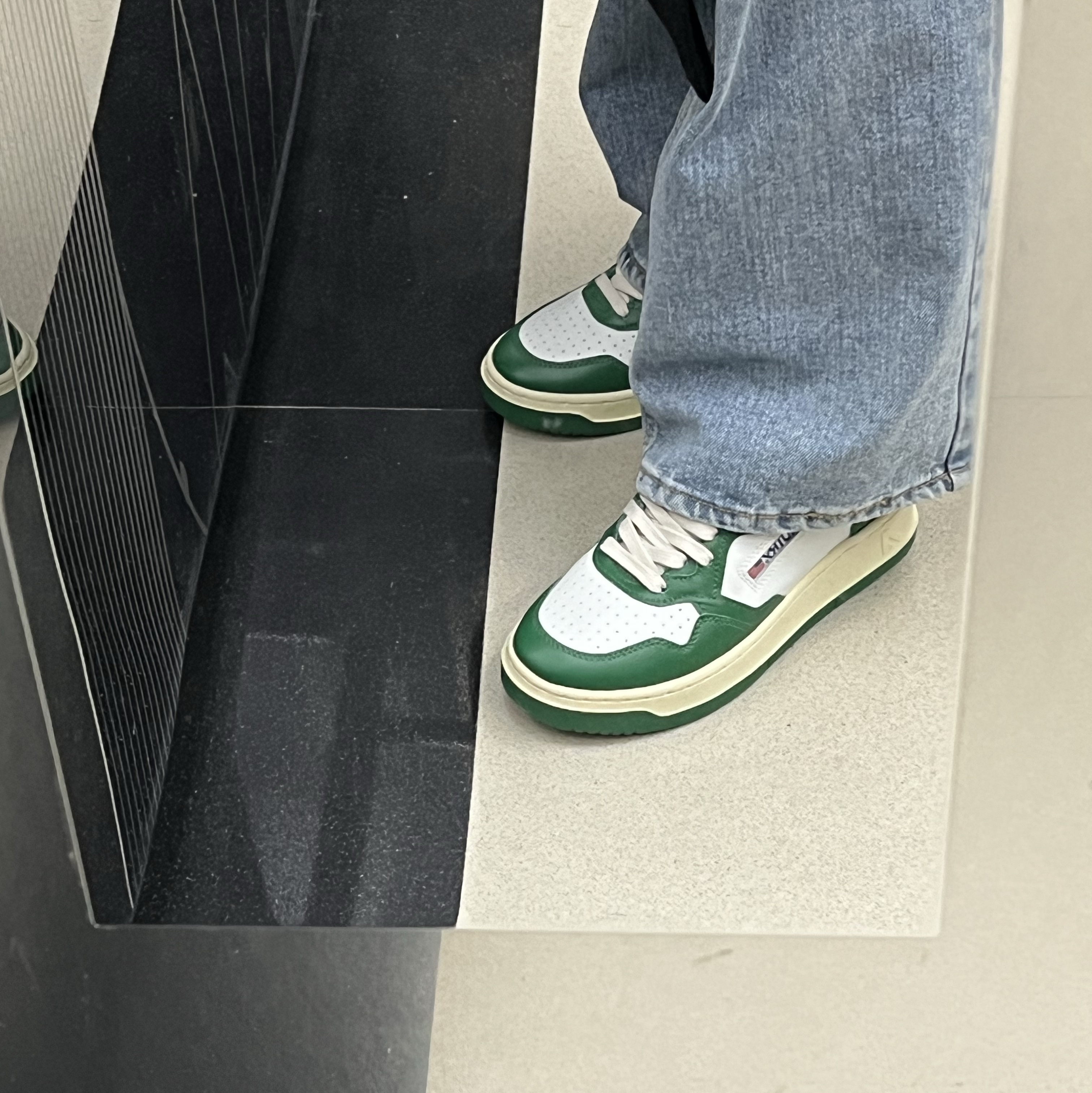 (W) Autry Medalist Low Leather Sneakers Green White 착용 스타일 - 1