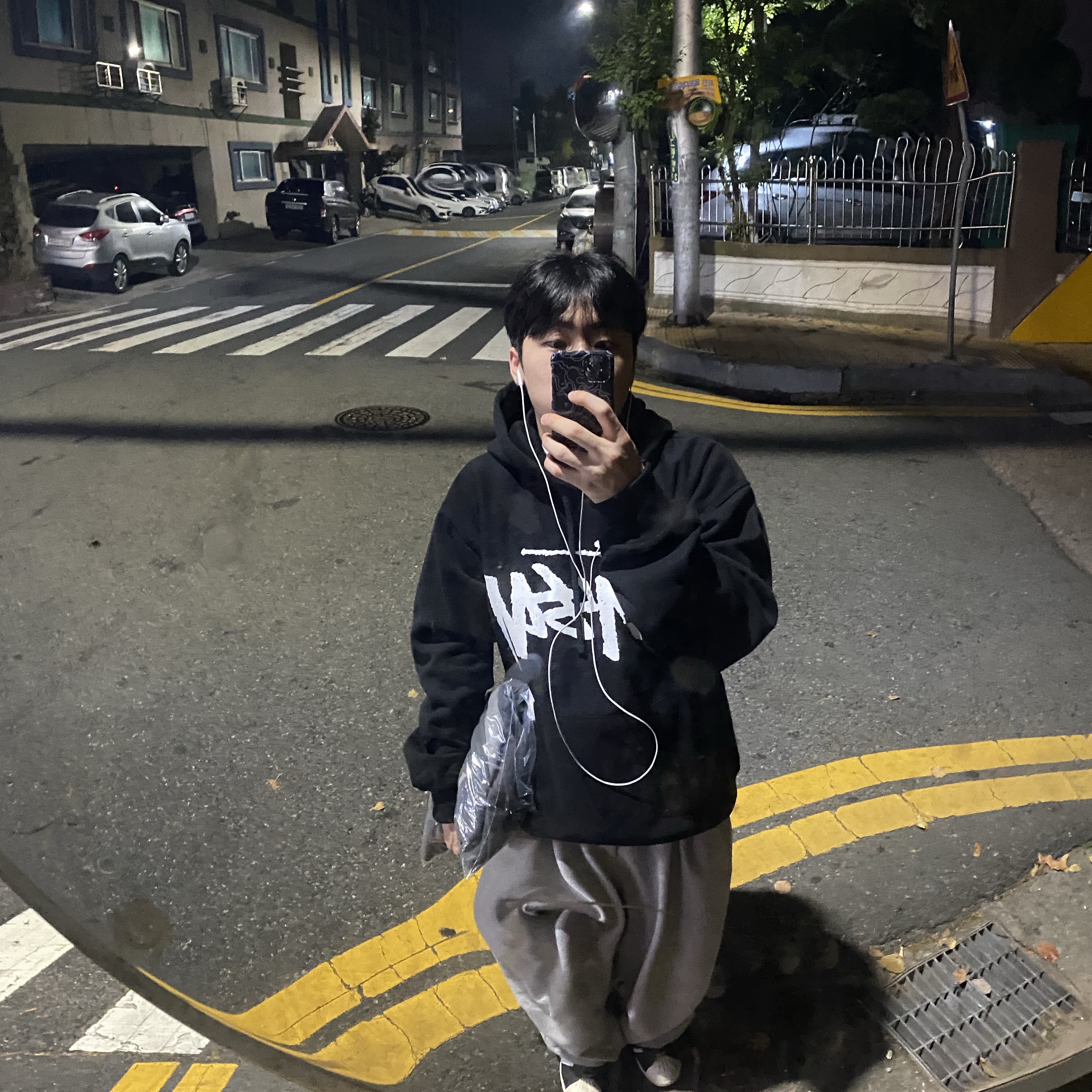 Stussy Big Stock Hoodie Black, Adidas x BAPE Superstar 80s Core Black Off White 착용 스타일 - 1