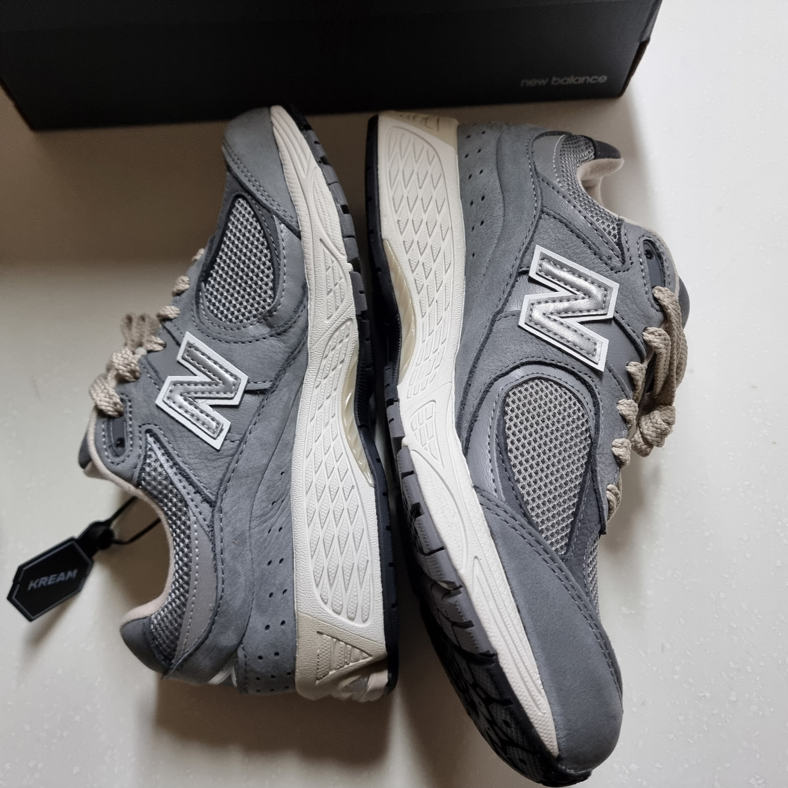 New Balance 2002R Premium Vintage Grey 착용 스타일 - 2