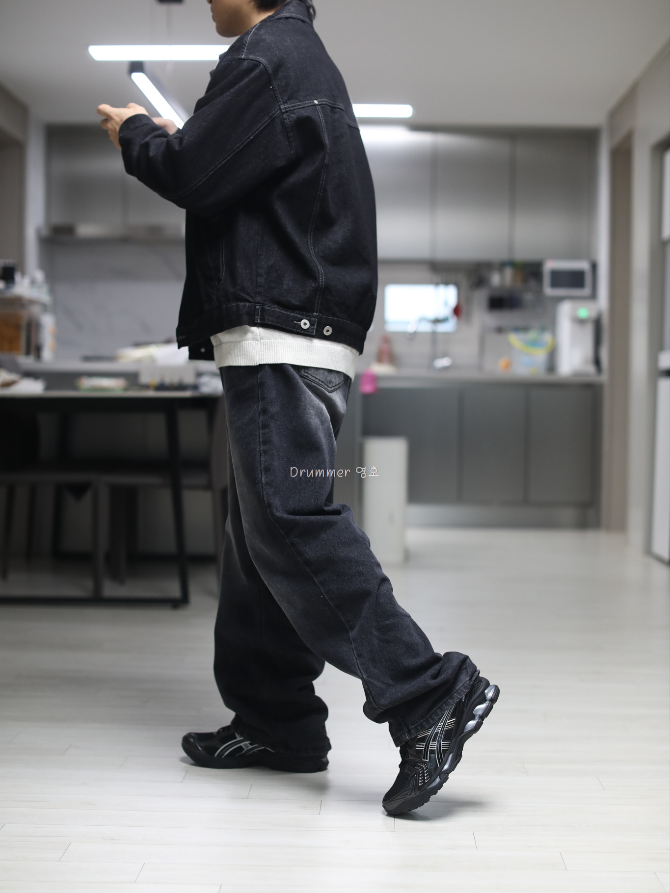 Asics Gel-Kayano 14 Black Pure Silver 착용 스타일 - 2
