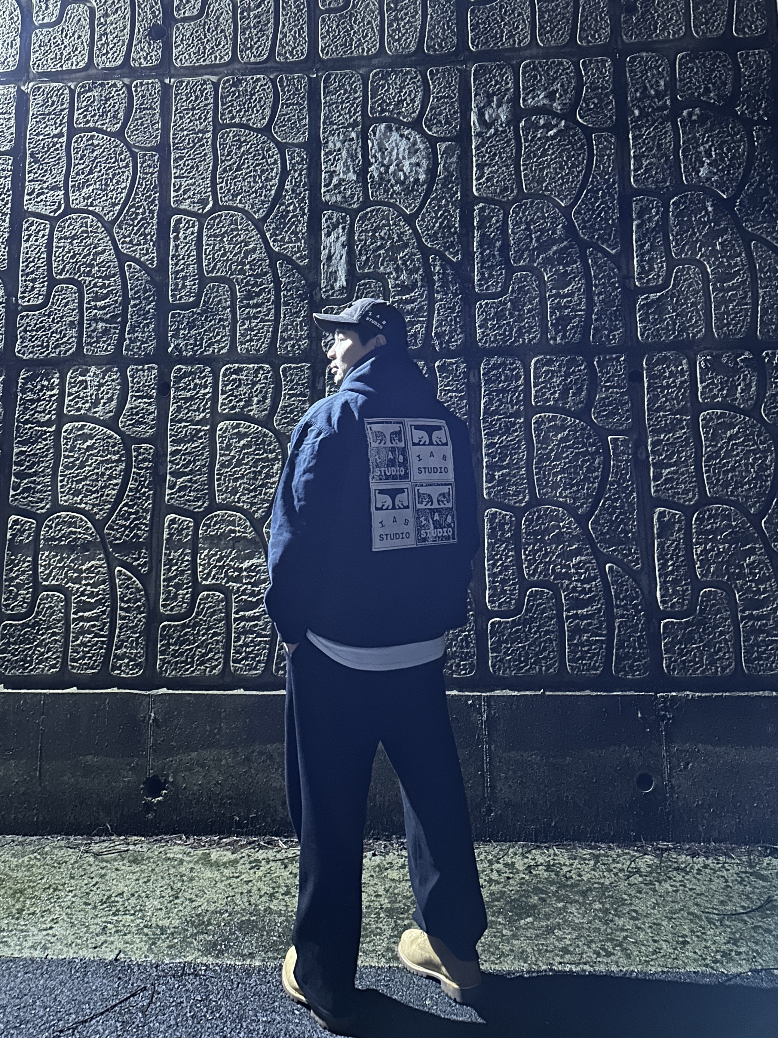 IAB Studio x Obey Poster Zip Jacket Anthracite, Carhartt WIP x IAB Studio Canvas 6-Panel Cap Tobacco 착용 스타일