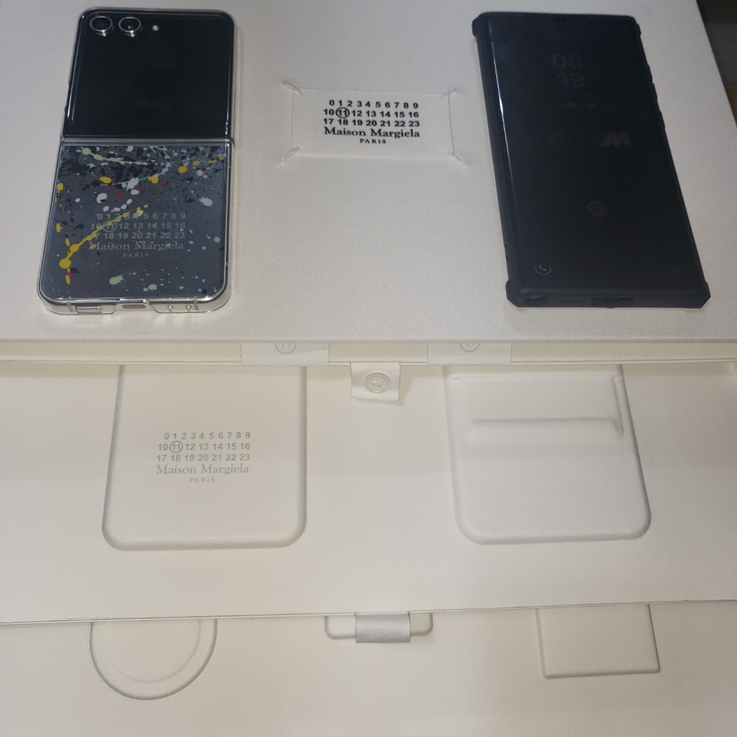Samsung Galaxy Z Flip5 Maison Margiela Edition (Korean Ver.) 착용 스타일 - 2