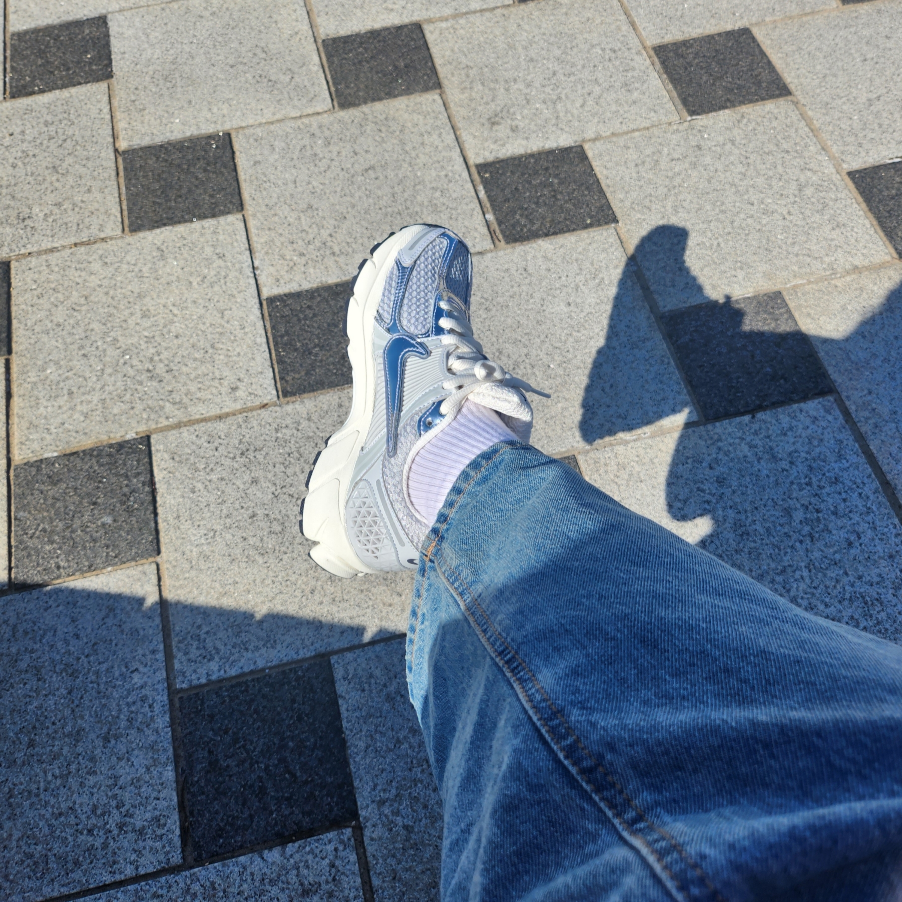 (W) Nike Zoom Vomero 5 Photon Dust and Metallic Silver 착용 스타일