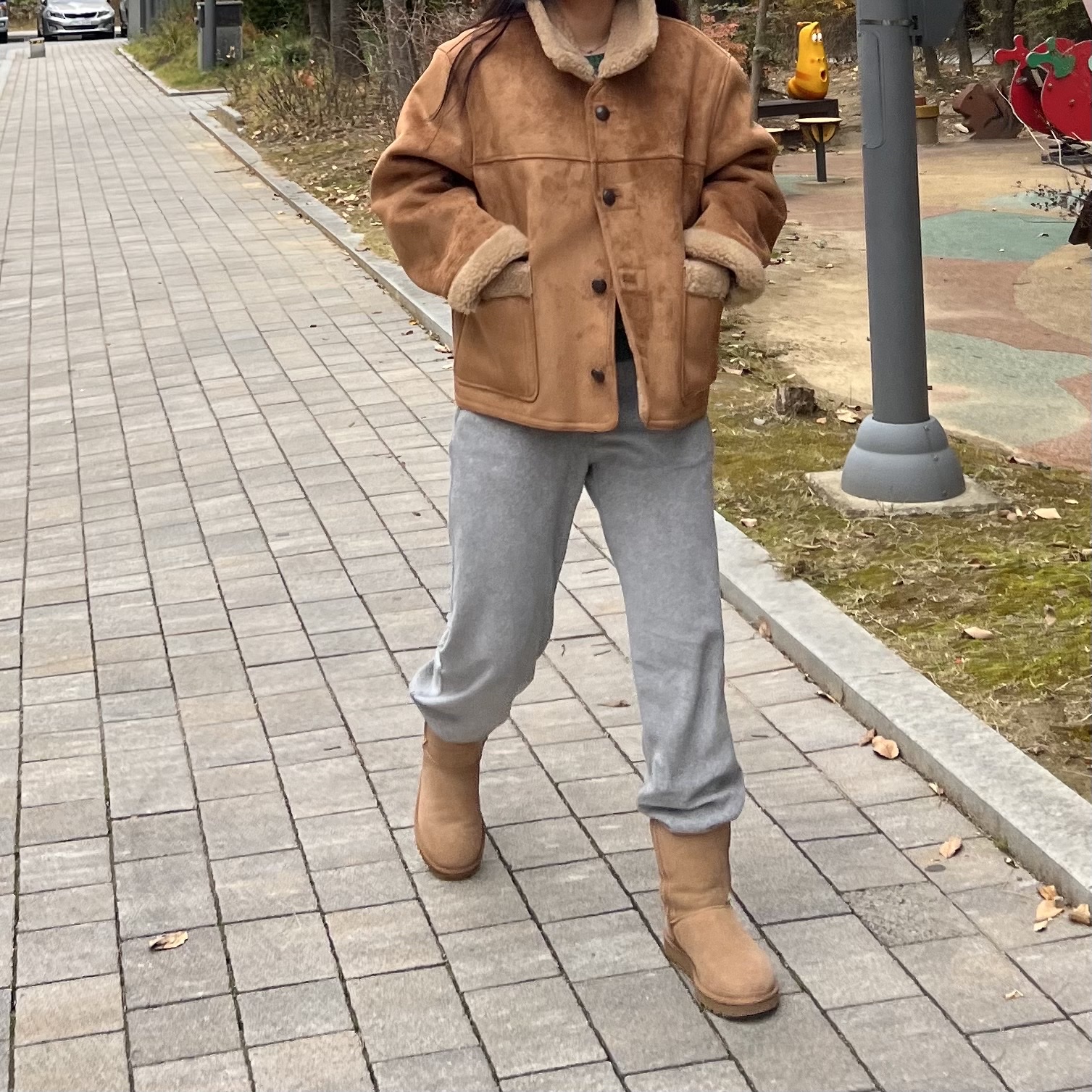 (W) UGG Classic Short II Boots Chestnut 착용 스타일 - 1