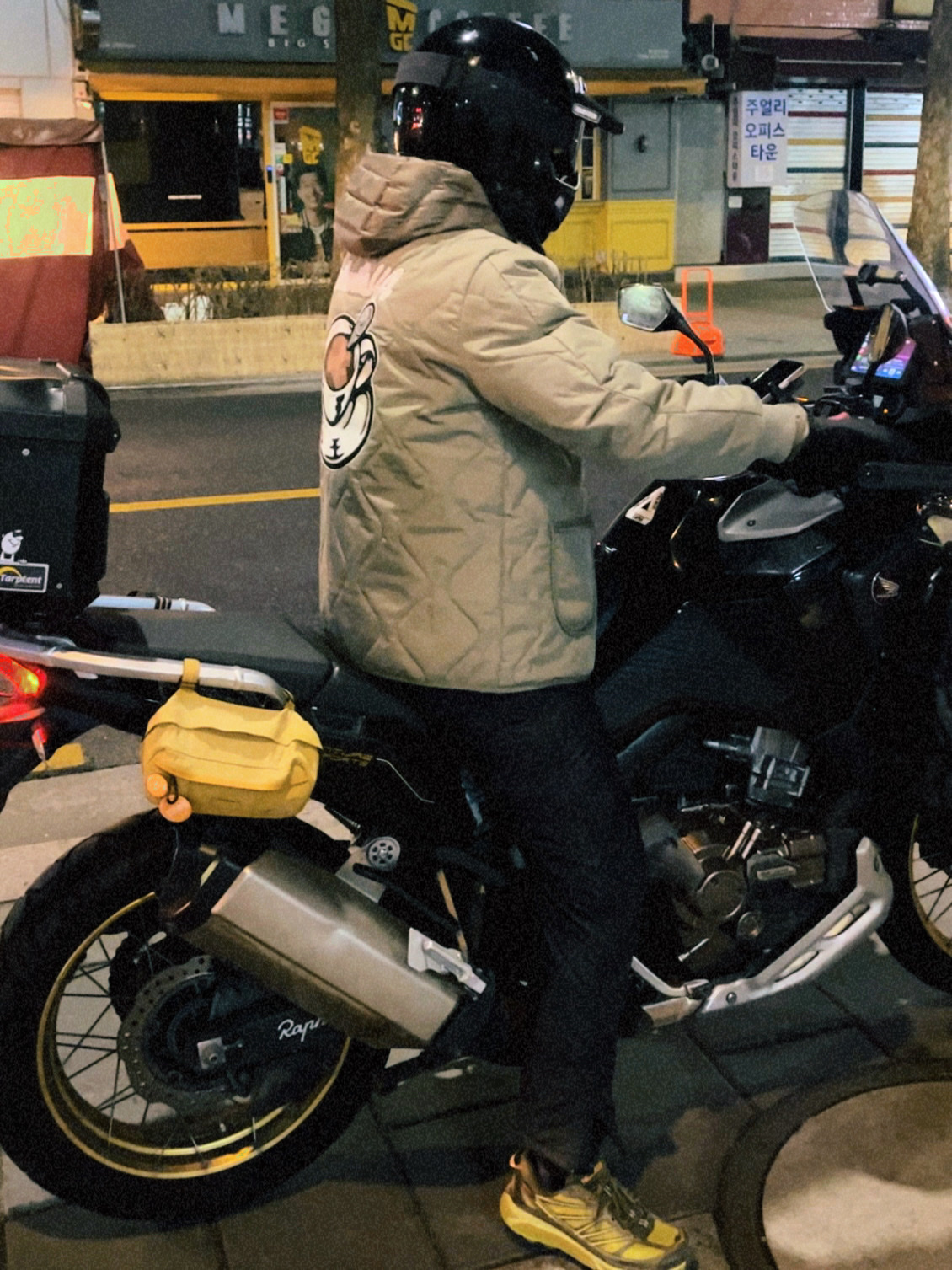 Vandy The Pink x Alpha Industries Liner Jacket Laurel Camo, Hoka Mafate Speed 2 Dark Olive Golden Lichen 착용 스타일 - 1