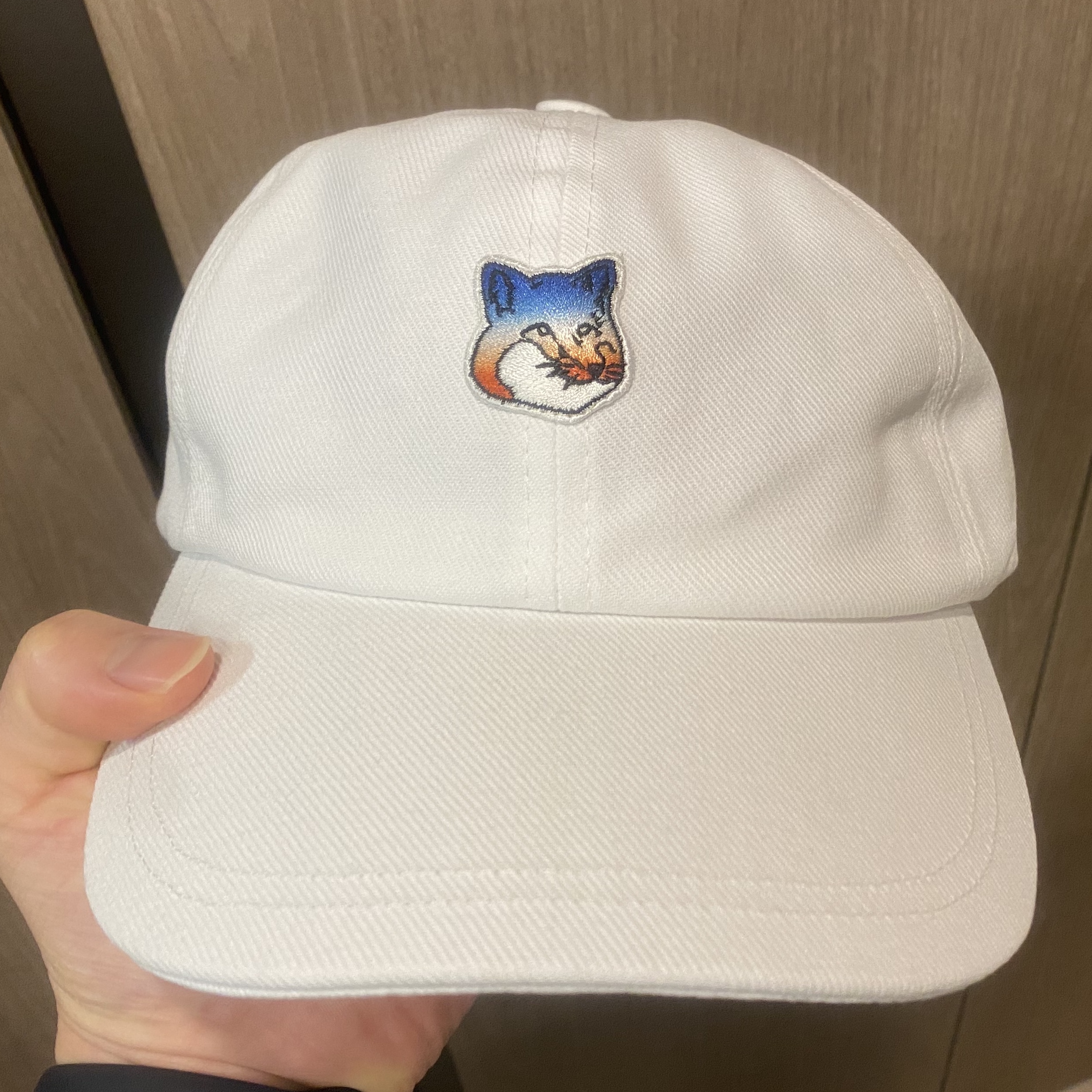 Maison Kitsune Gradient Fox Head Patch 6P Cap White 착용 스타일