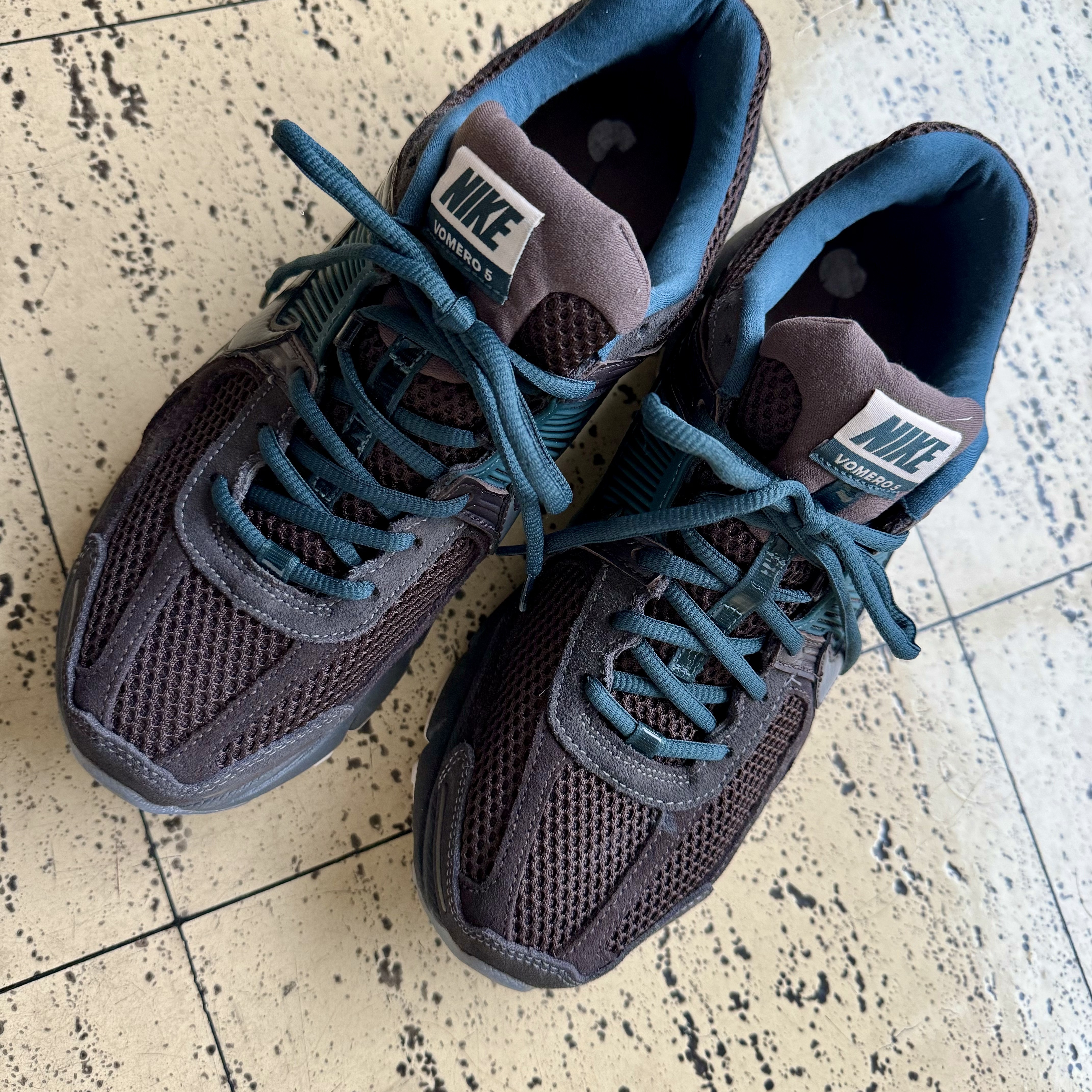 Nike Zoom Vomero 5 Velvet Brown and Medium Ash 착용 스타일