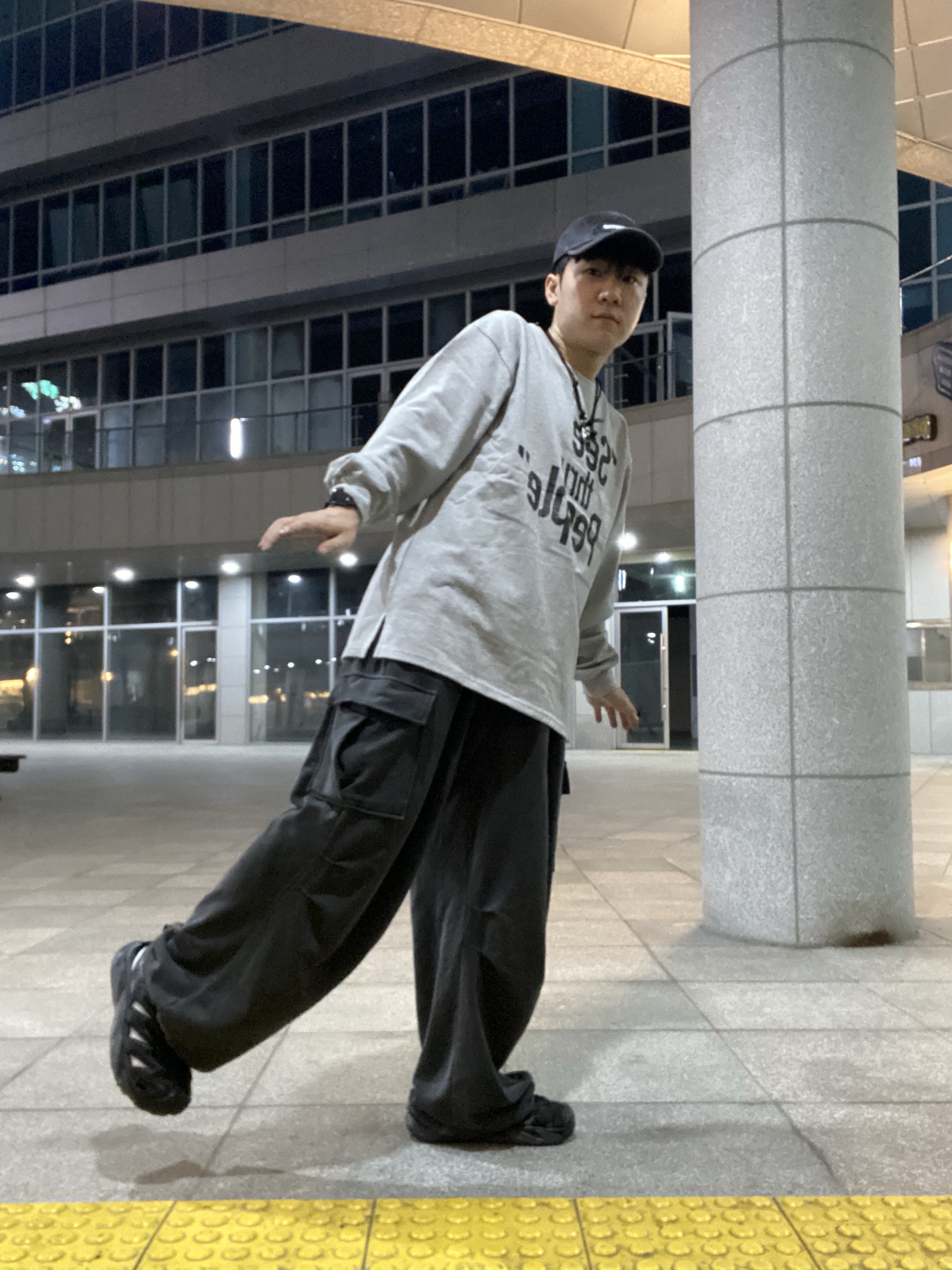 Supreme Denim Camp Cap Black - 24SS, Our Legacy Ladon Leather Keychain Black 착용 스타일 - 2