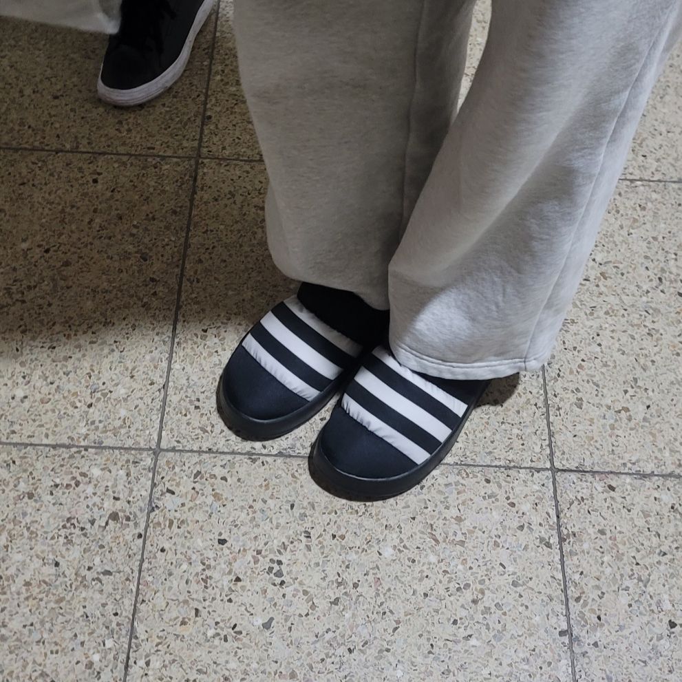 Adidas Puffylette Core Black 착용 스타일 - 1