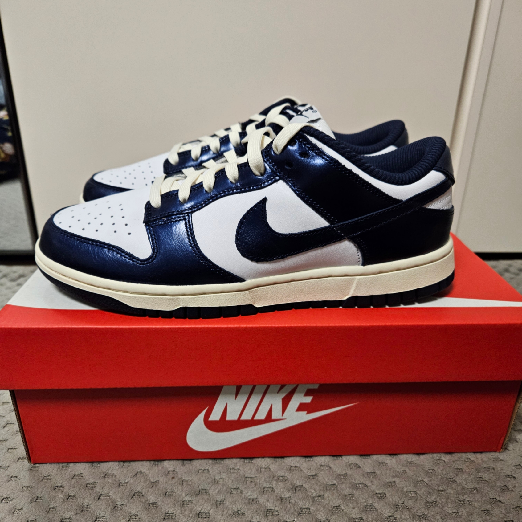 (W) Nike Dunk Low PRM Midnight Navy and White 착용 스타일 - 2