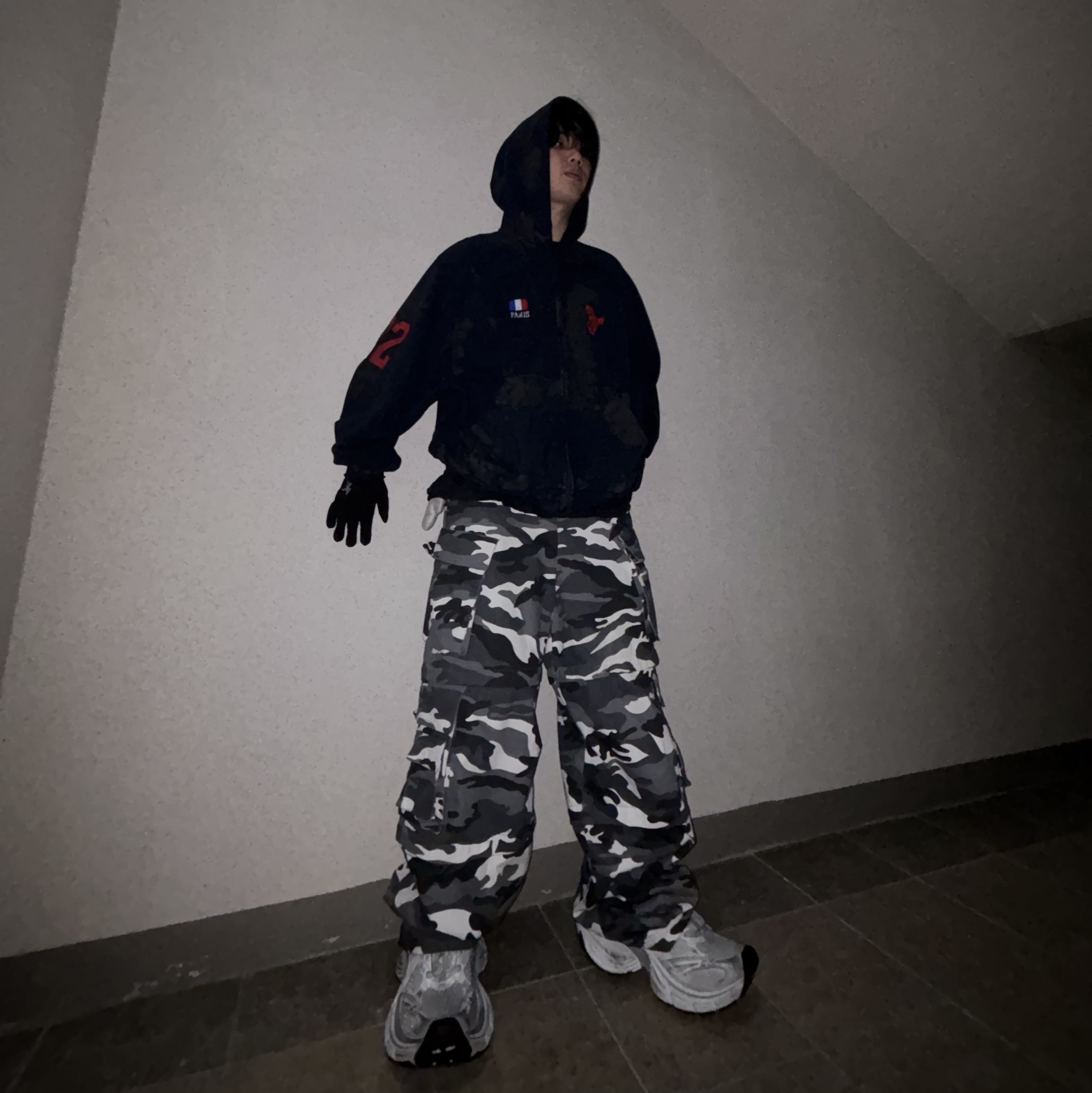 Balenciaga 10XL Sneakers White Black Grey, Project G/R Oversized Convertible Cargo Pants City Camo 착용 스타일 - 1